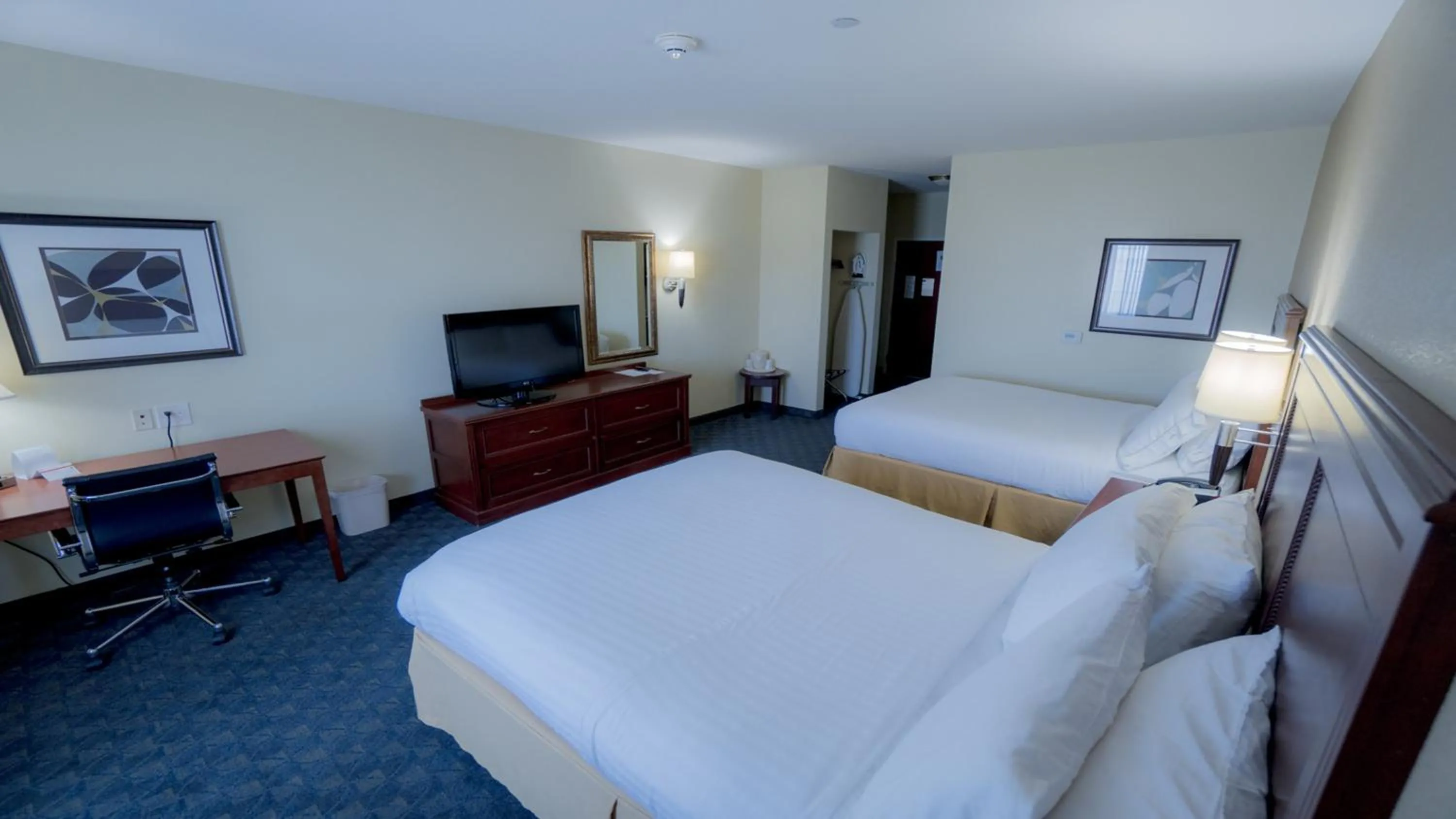 Photo of the whole room, Bed in Holiday Inn Express Hotel & Suites Pampa by IHG