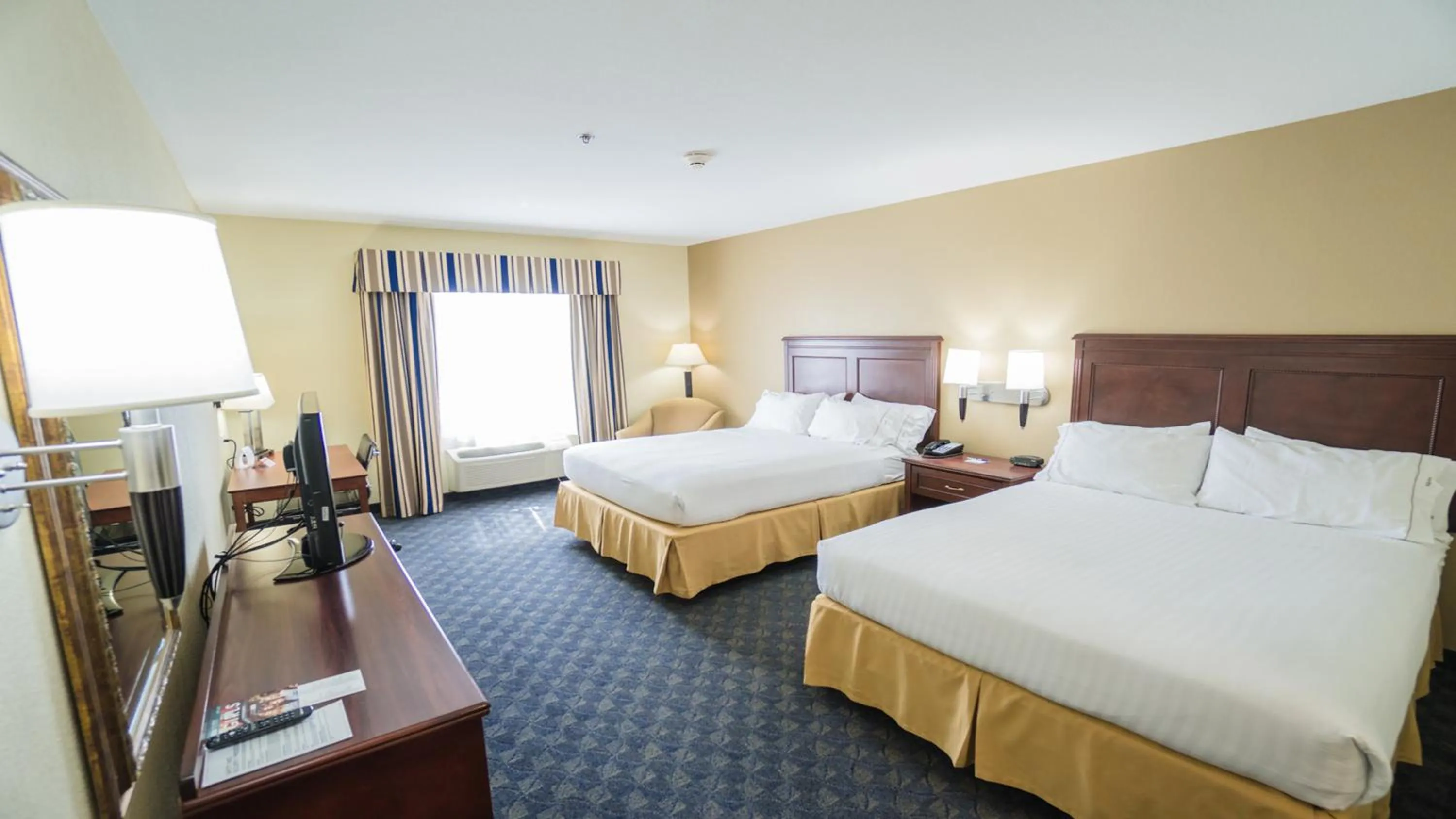 Photo of the whole room, Bed in Holiday Inn Express Hotel & Suites Pampa by IHG