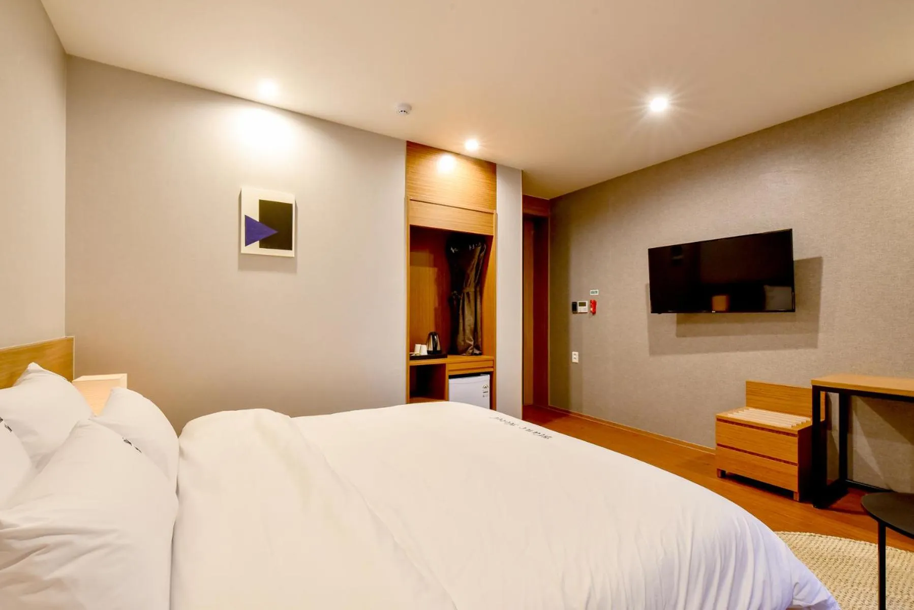 Bathroom, Bed in Blanc Business Hotel