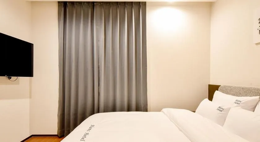 Bed in Blanc Business Hotel