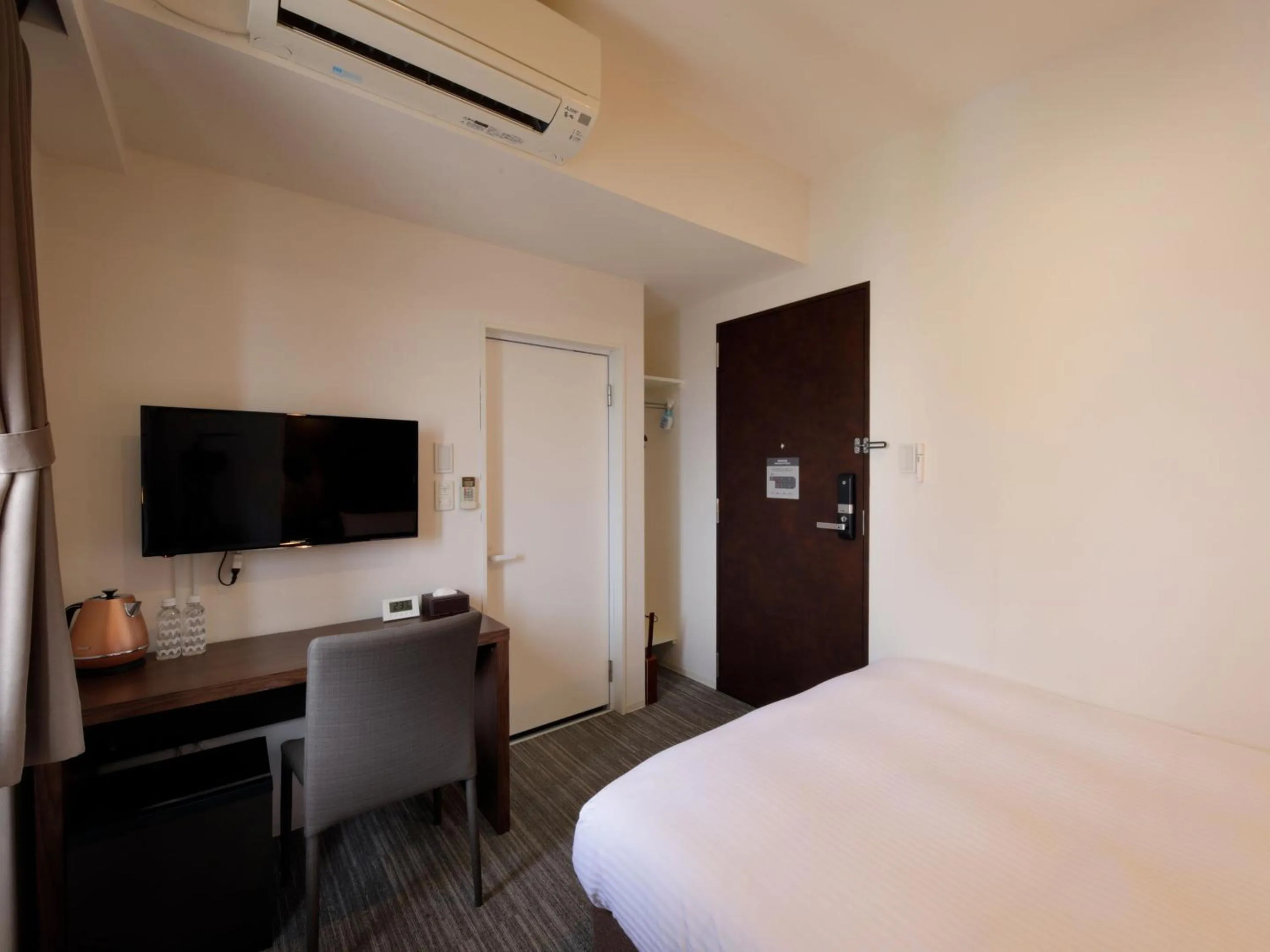 Photo of the whole room, Bed in Smart Place Inn Kyoto Shijo Omiya East