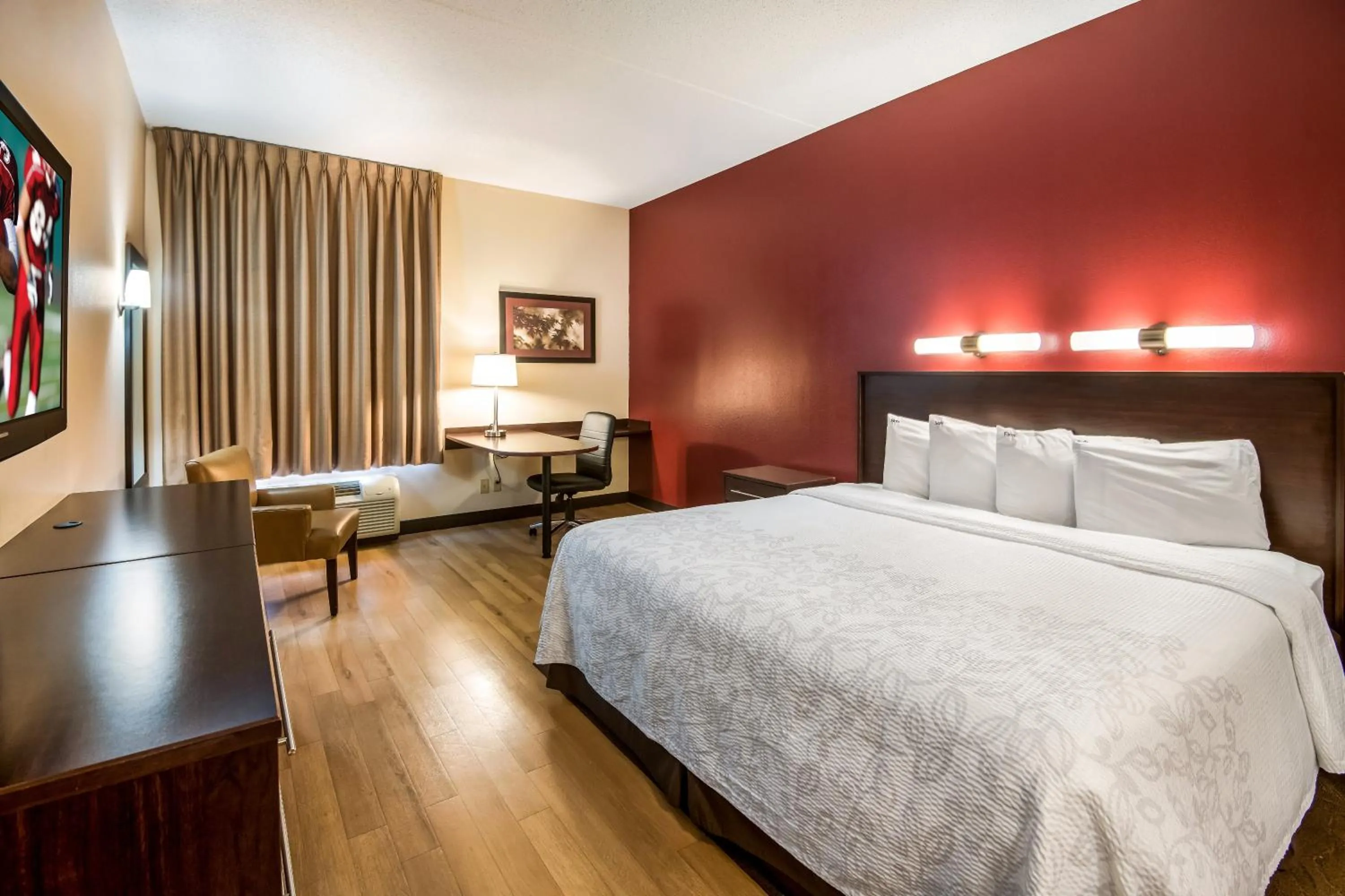 Bedroom, Bed in Red Roof Inn PLUS+ South Deerfield - Amherst