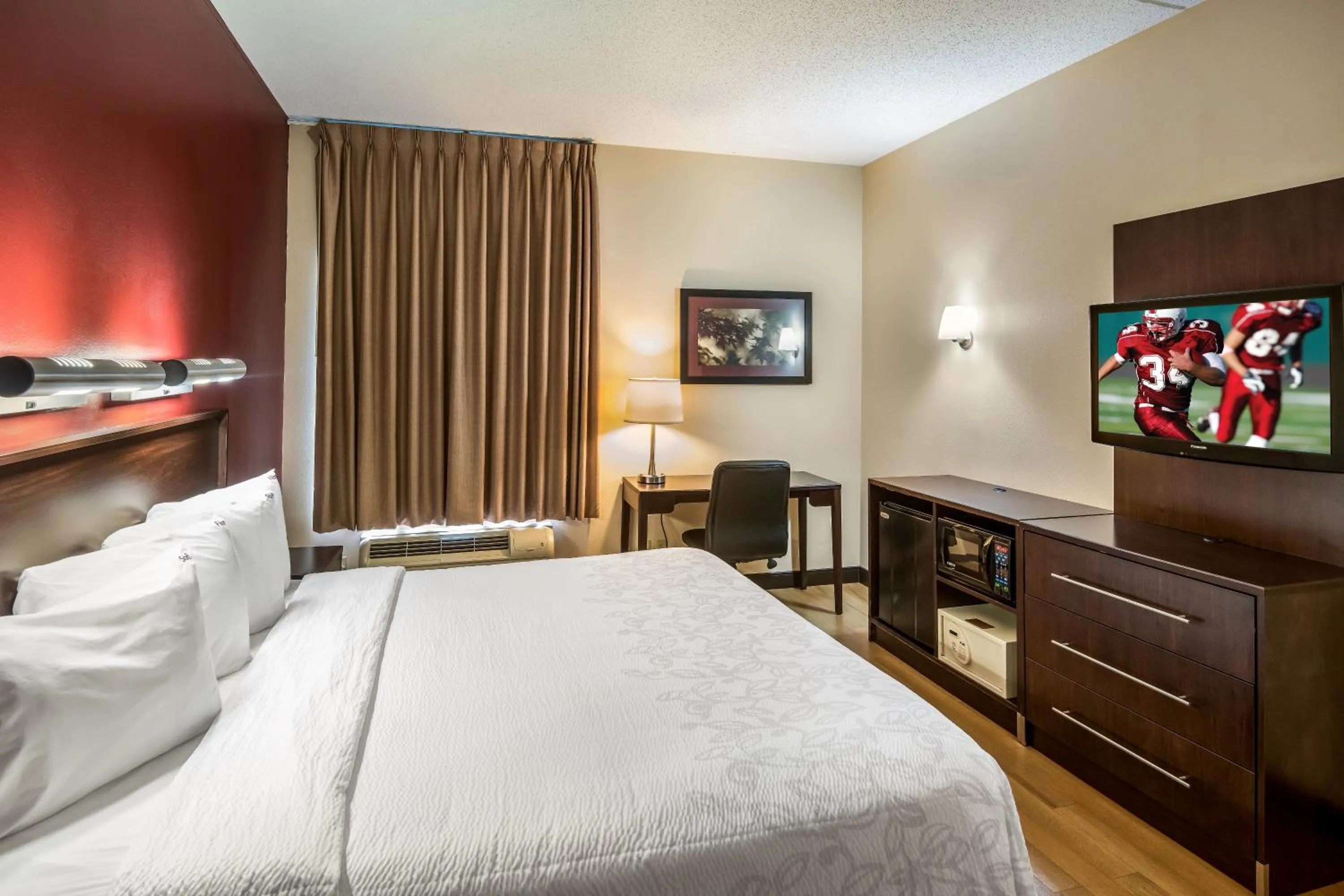 Bedroom, Bed in Red Roof Inn PLUS+ South Deerfield - Amherst