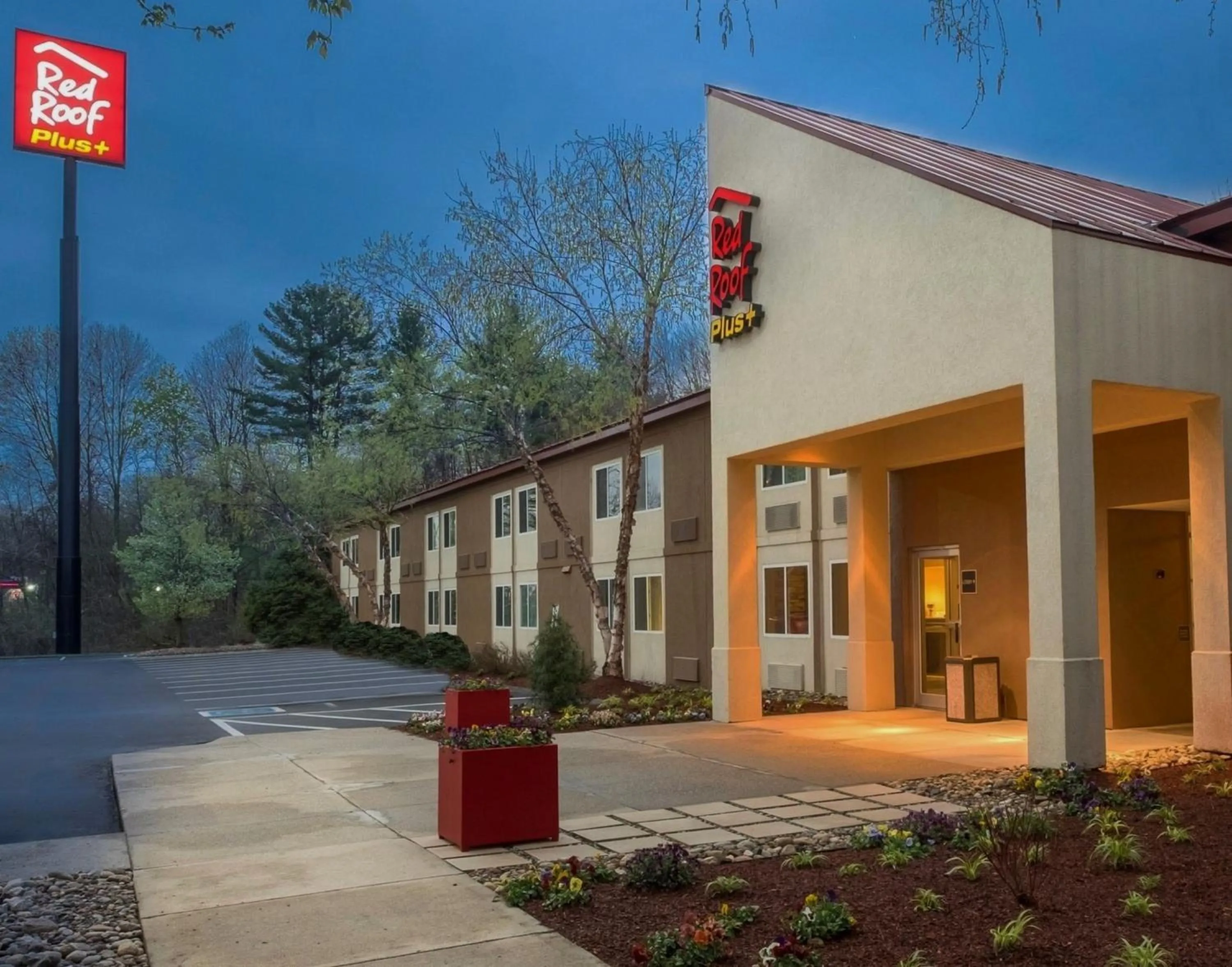 Property building in Red Roof Inn PLUS+ South Deerfield - Amherst