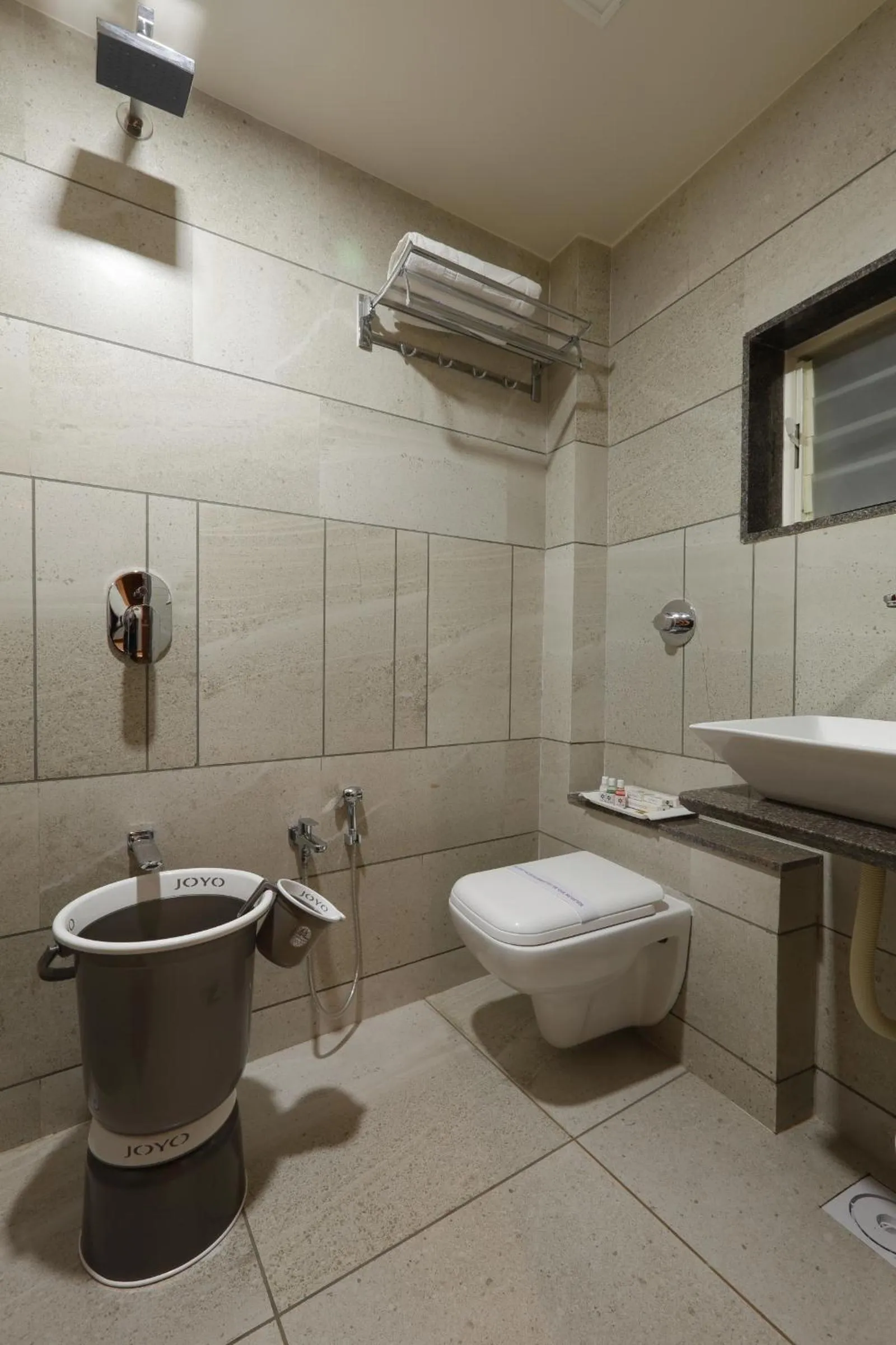 Shower in Hotel Alka Inn