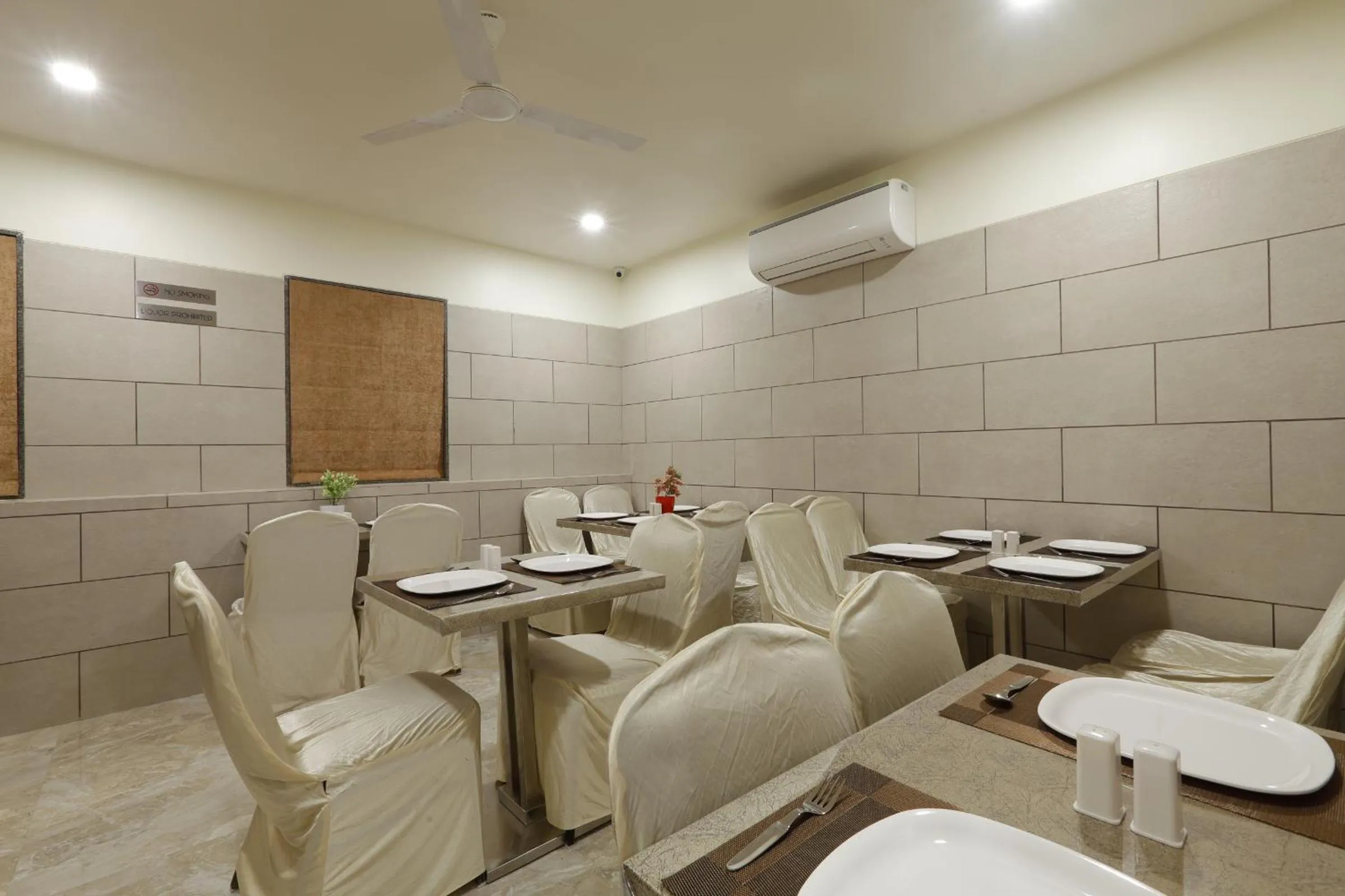 Restaurant/places to eat in Hotel Alka Inn