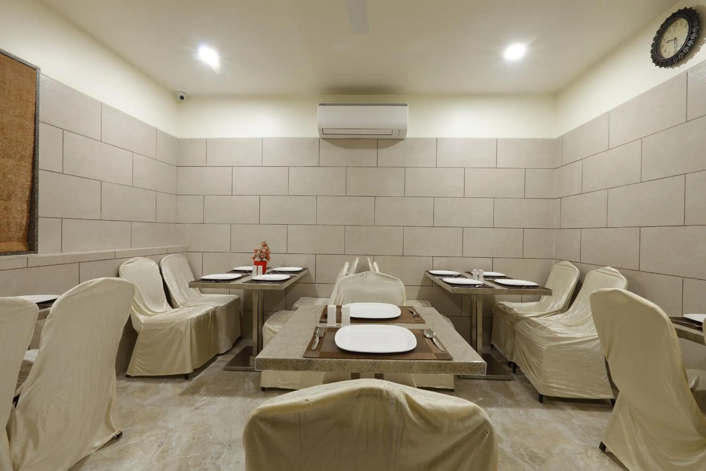 Restaurant/places to eat in Hotel Alka Inn