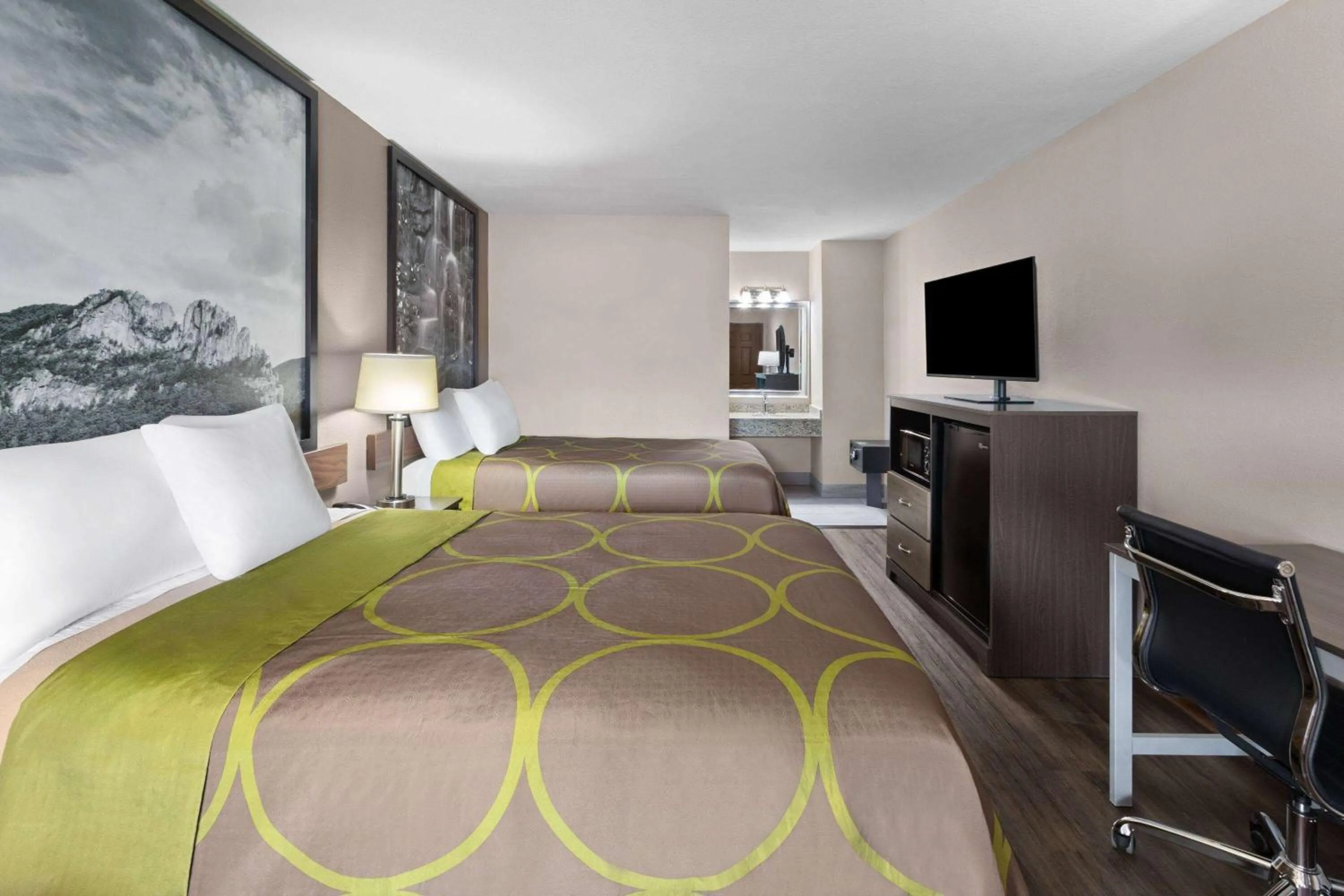 Photo of the whole room, Bed in Super 8 by Wyndham Bridgeport/Clarksburg Area