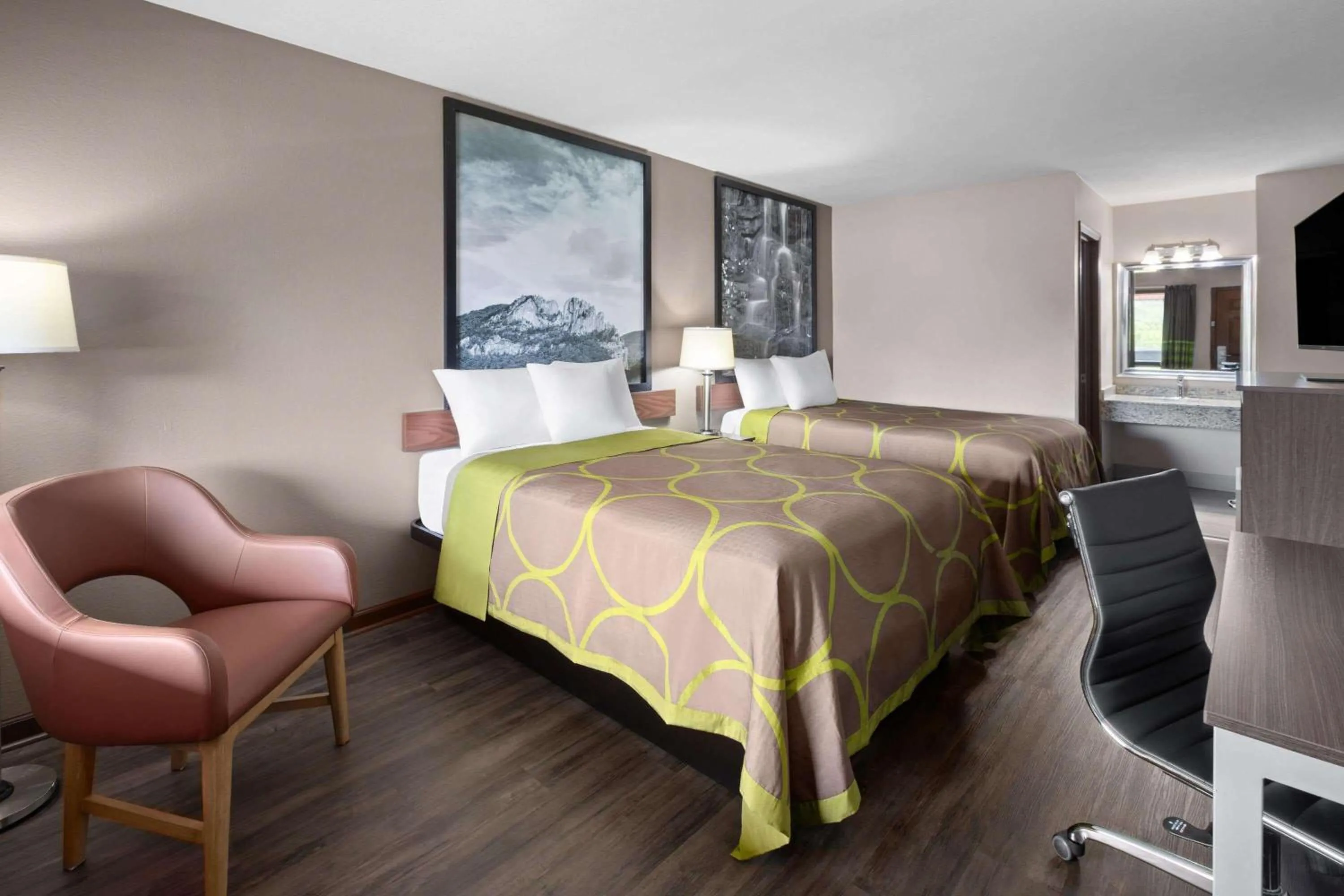 Photo of the whole room, Bed in Super 8 by Wyndham Bridgeport/Clarksburg Area