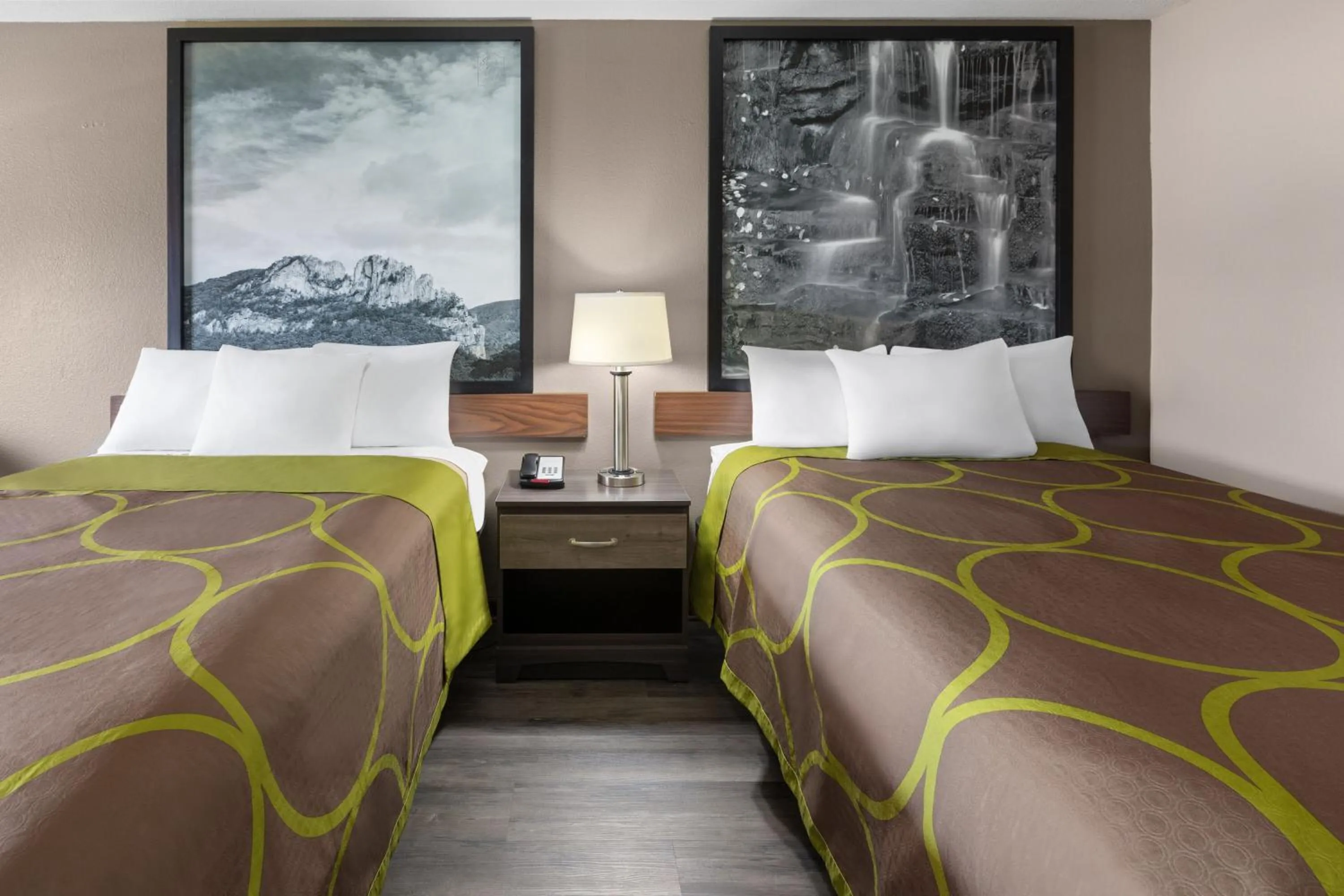 Guests, Bed in Super 8 by Wyndham Bridgeport/Clarksburg Area