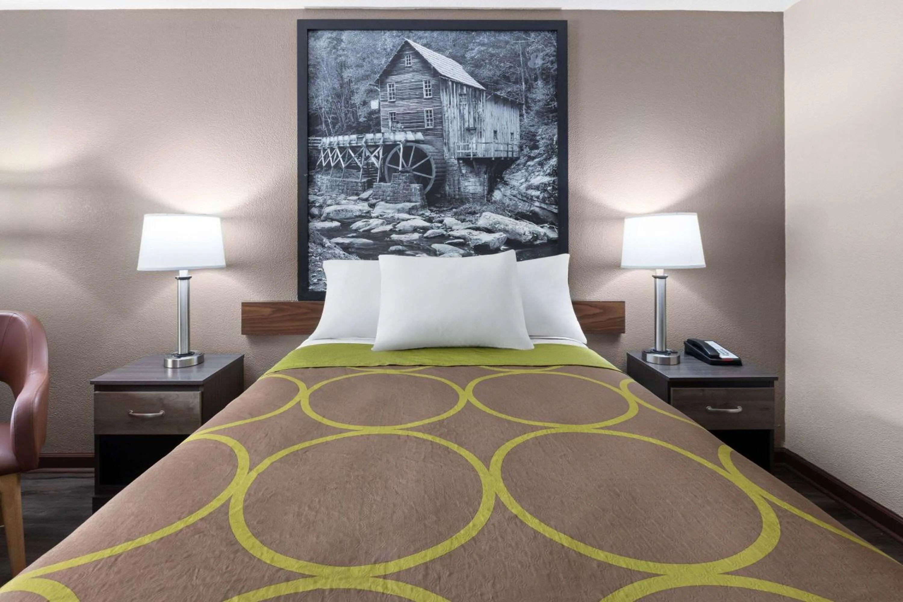 Photo of the whole room, Bed in Super 8 by Wyndham Bridgeport/Clarksburg Area