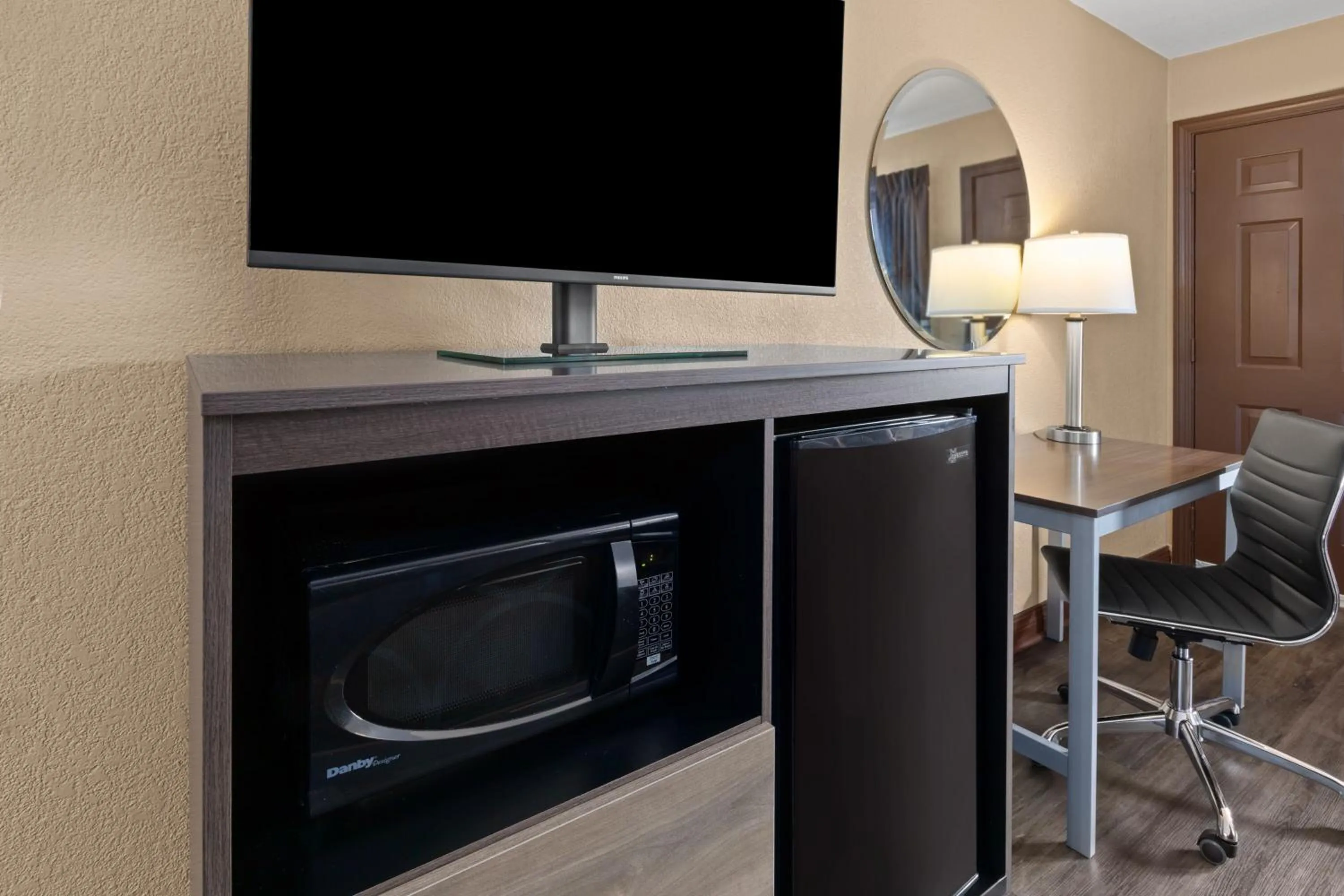 Guests in Super 8 by Wyndham Bridgeport/Clarksburg Area