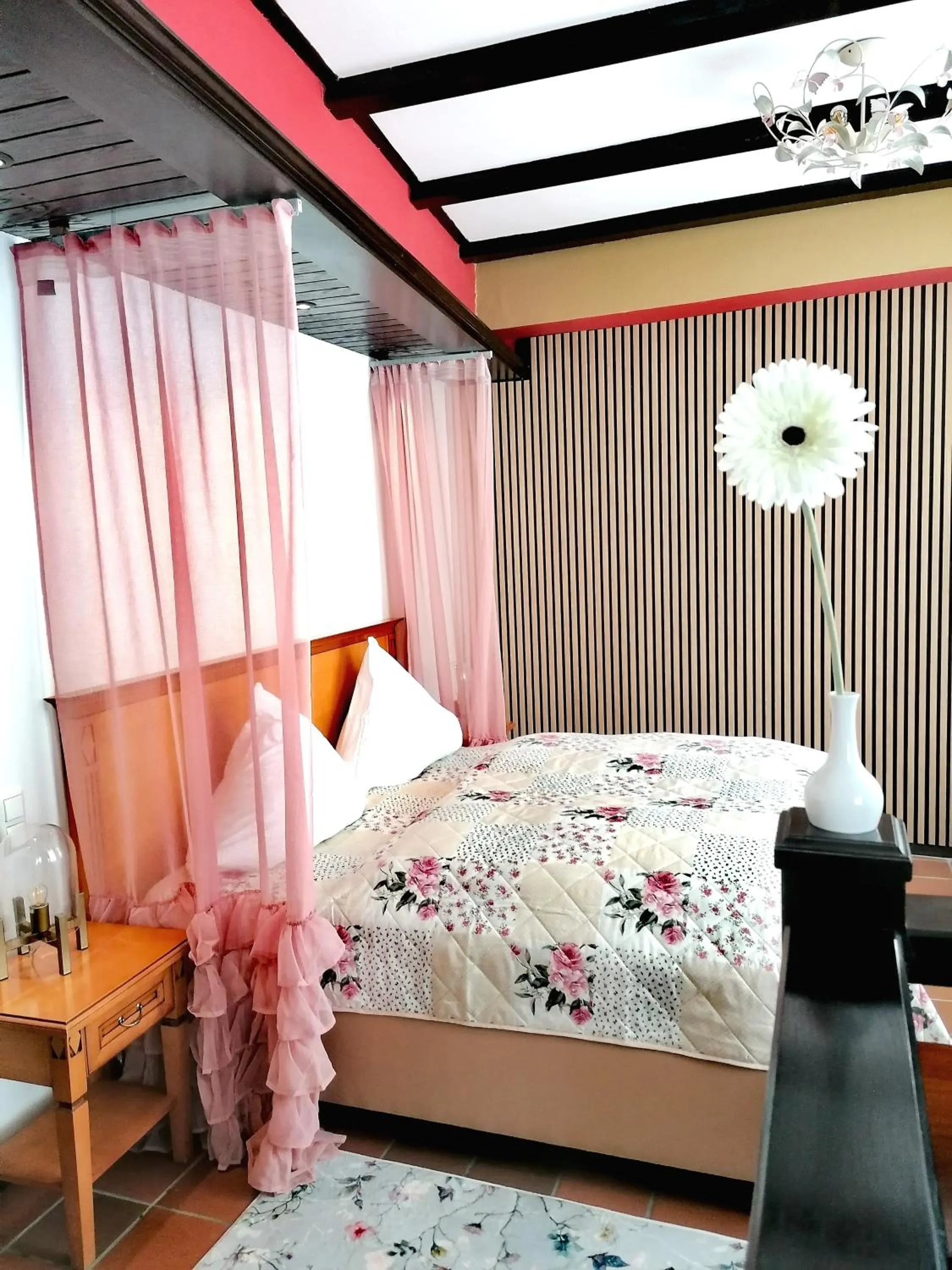 Bed in Hotel Denkmal 13 Rostock - Kaufmannshaus Krahnstöver