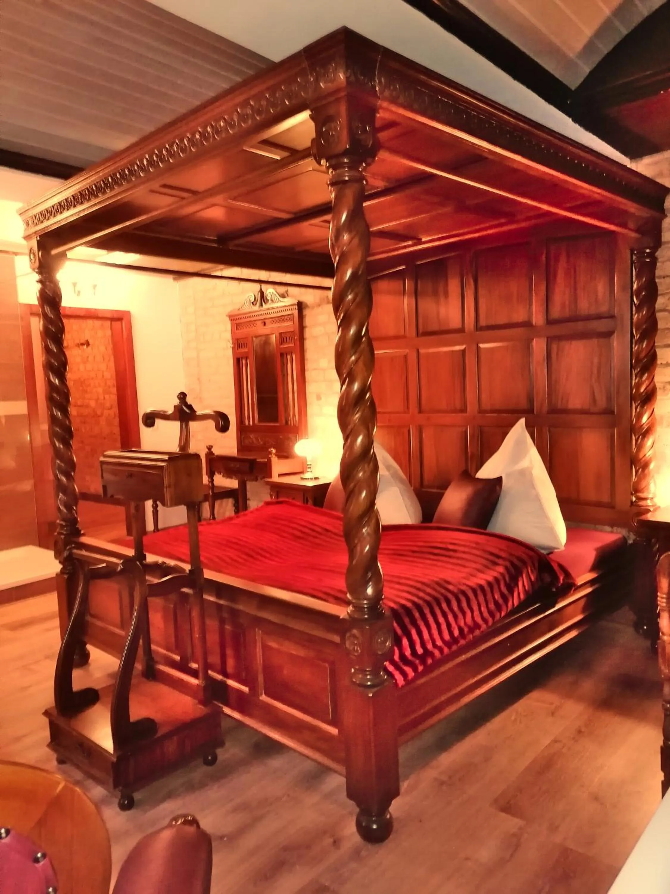 Photo of the whole room, Bed in Hotel Denkmal 13 Rostock - Kaufmannshaus Krahnstöver