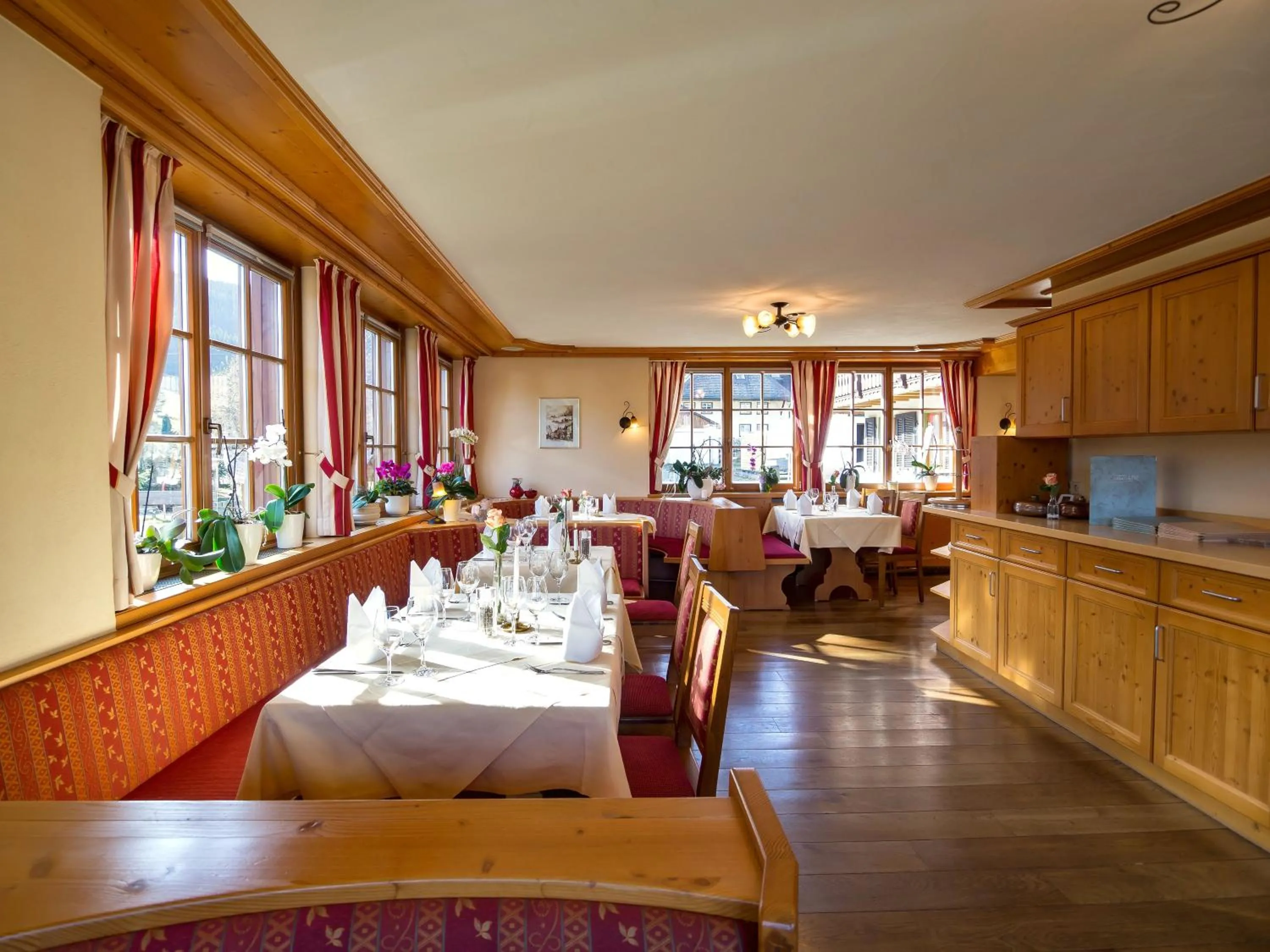 Restaurant/places to eat in Landhotel und Apartments Sonneck