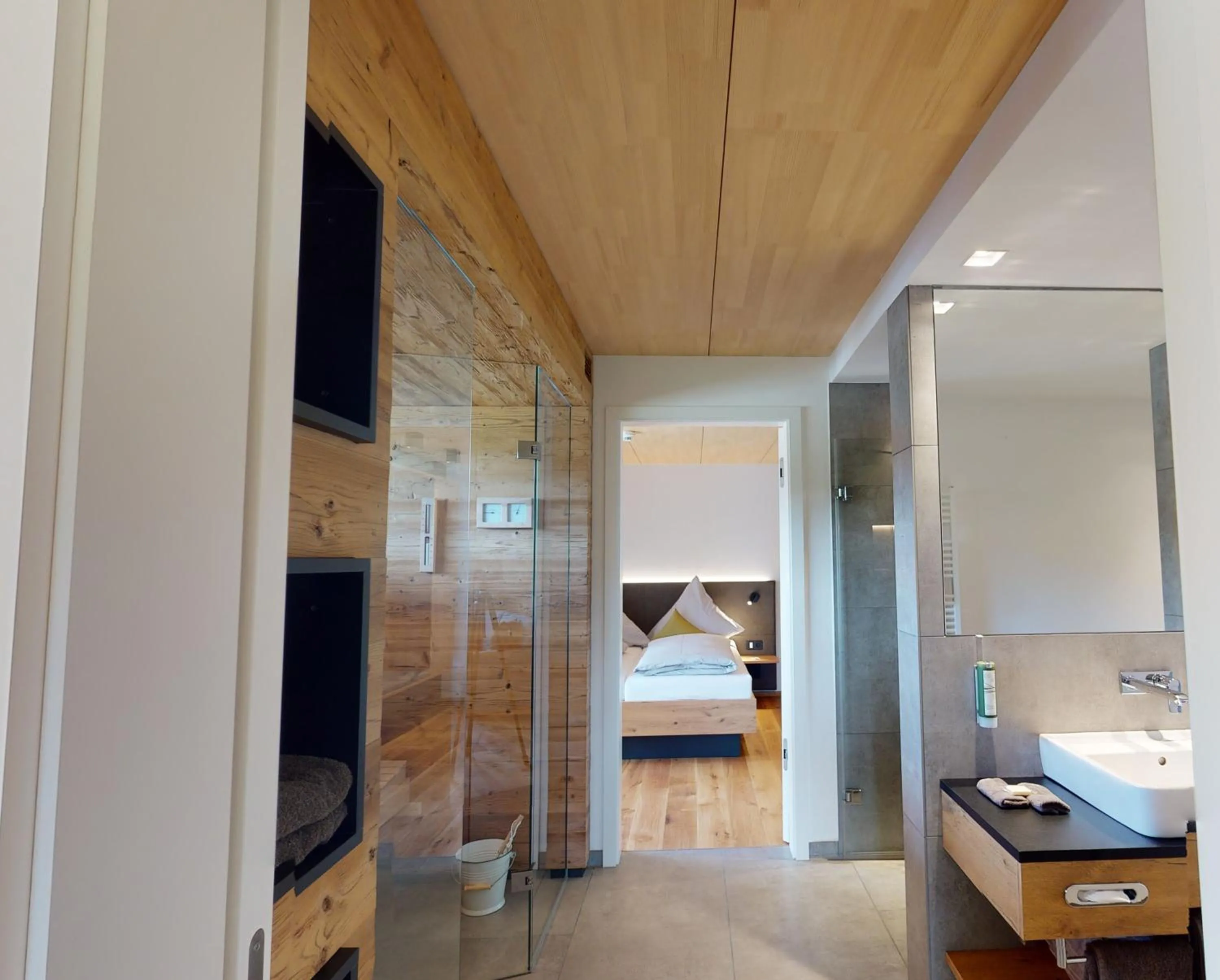 Sauna, Bed in Landhotel und Apartments Sonneck