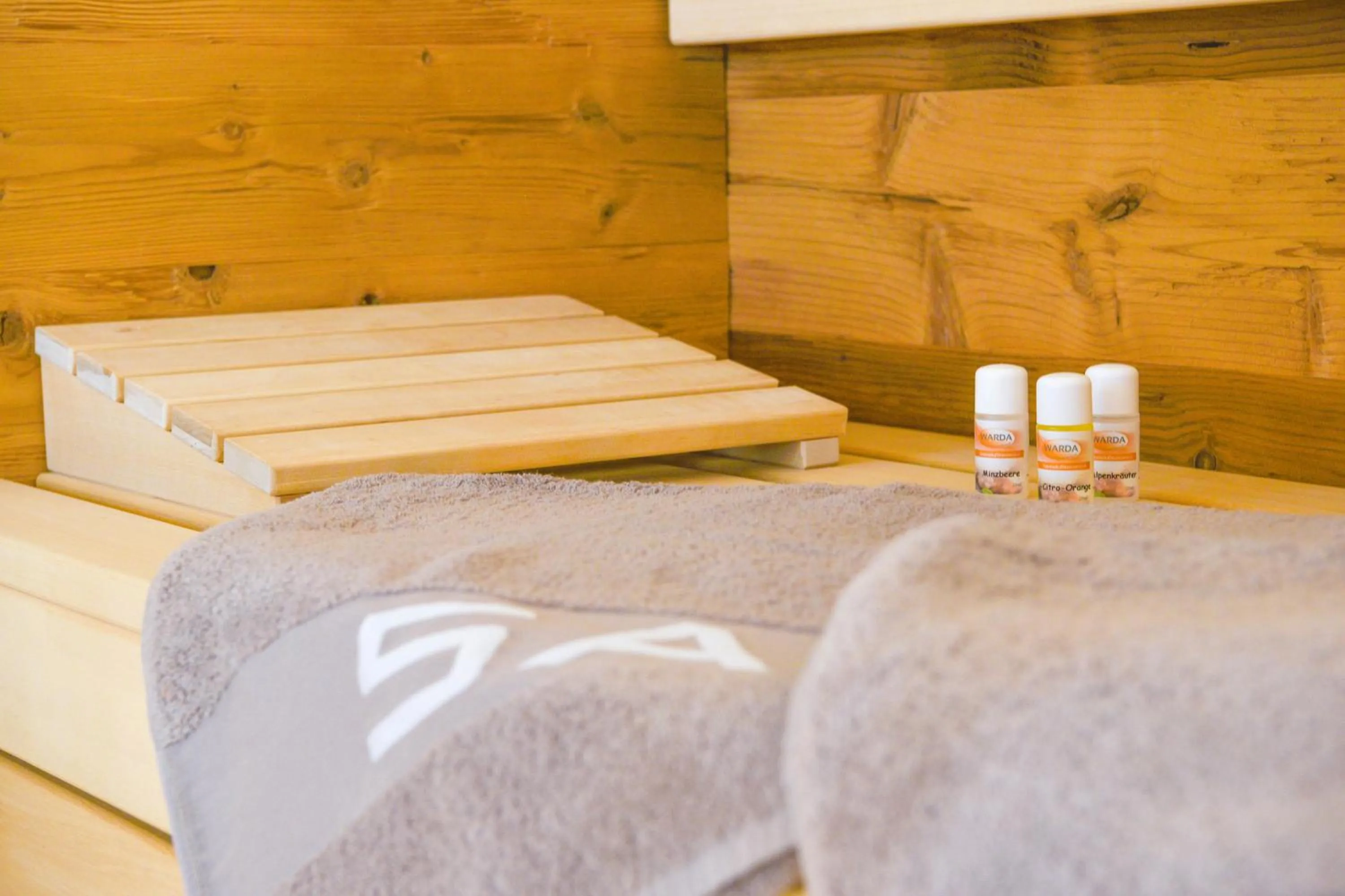 Sauna, Bed in Landhotel und Apartments Sonneck