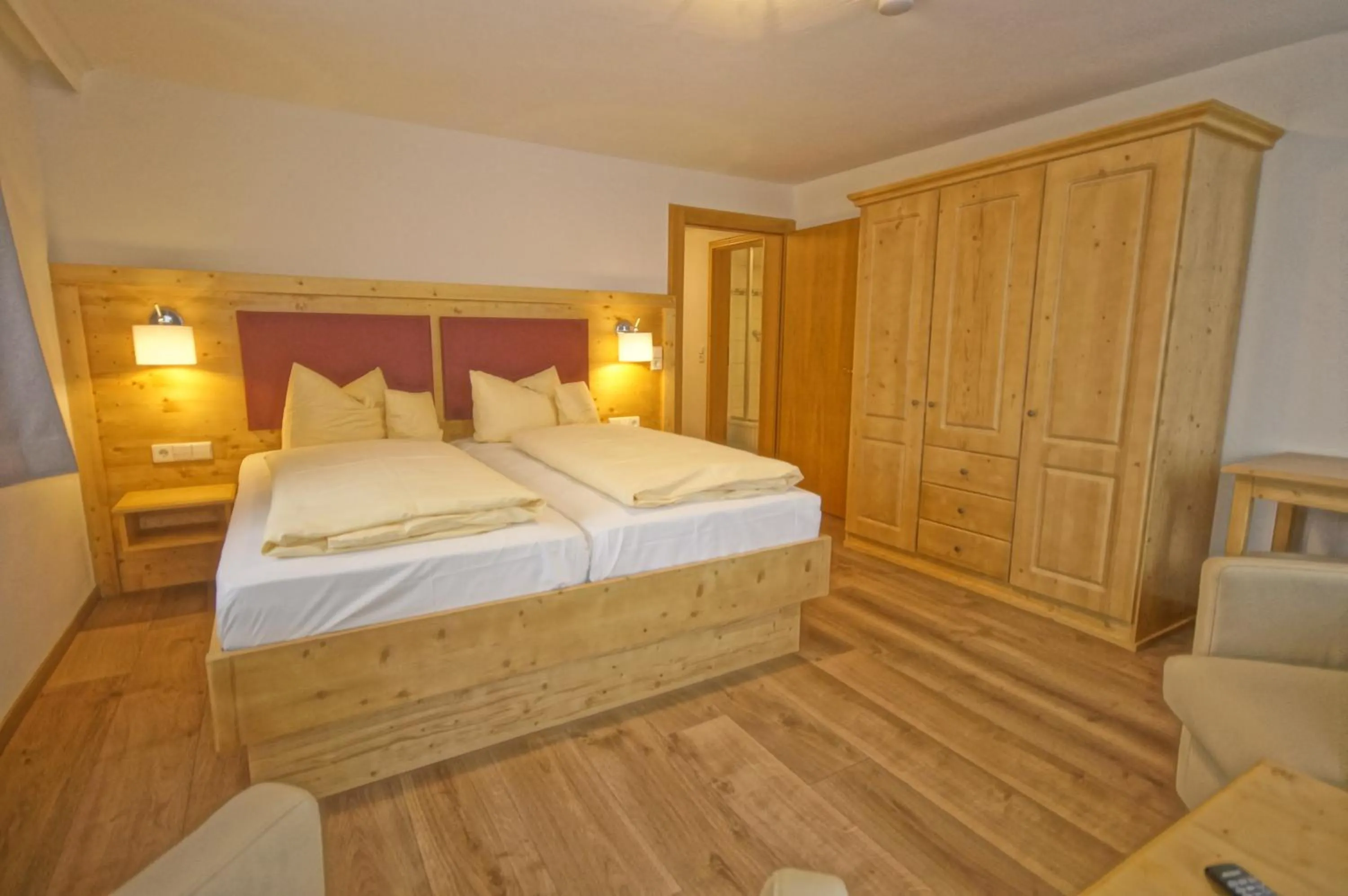 Bedroom, Bed in Landhotel und Apartments Sonneck