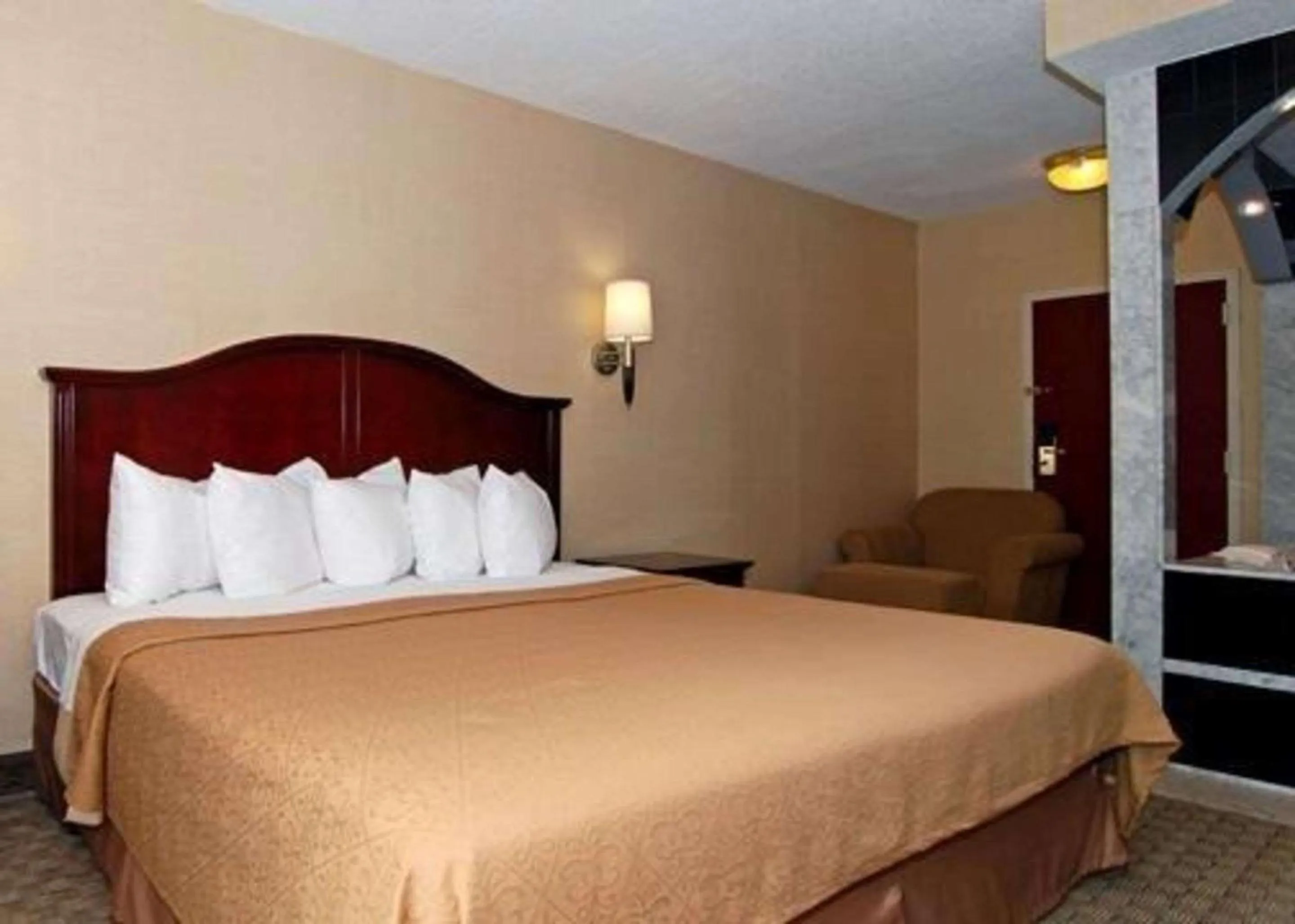 Photo of the whole room, Bed in Quality Inn & Suites Bensalem
