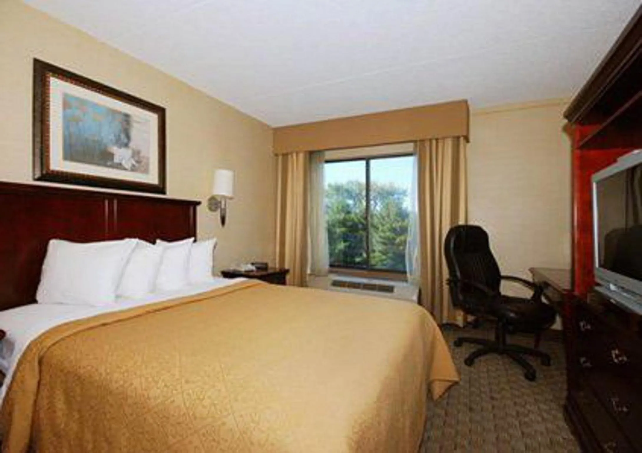 Bed in Quality Inn & Suites Bensalem
