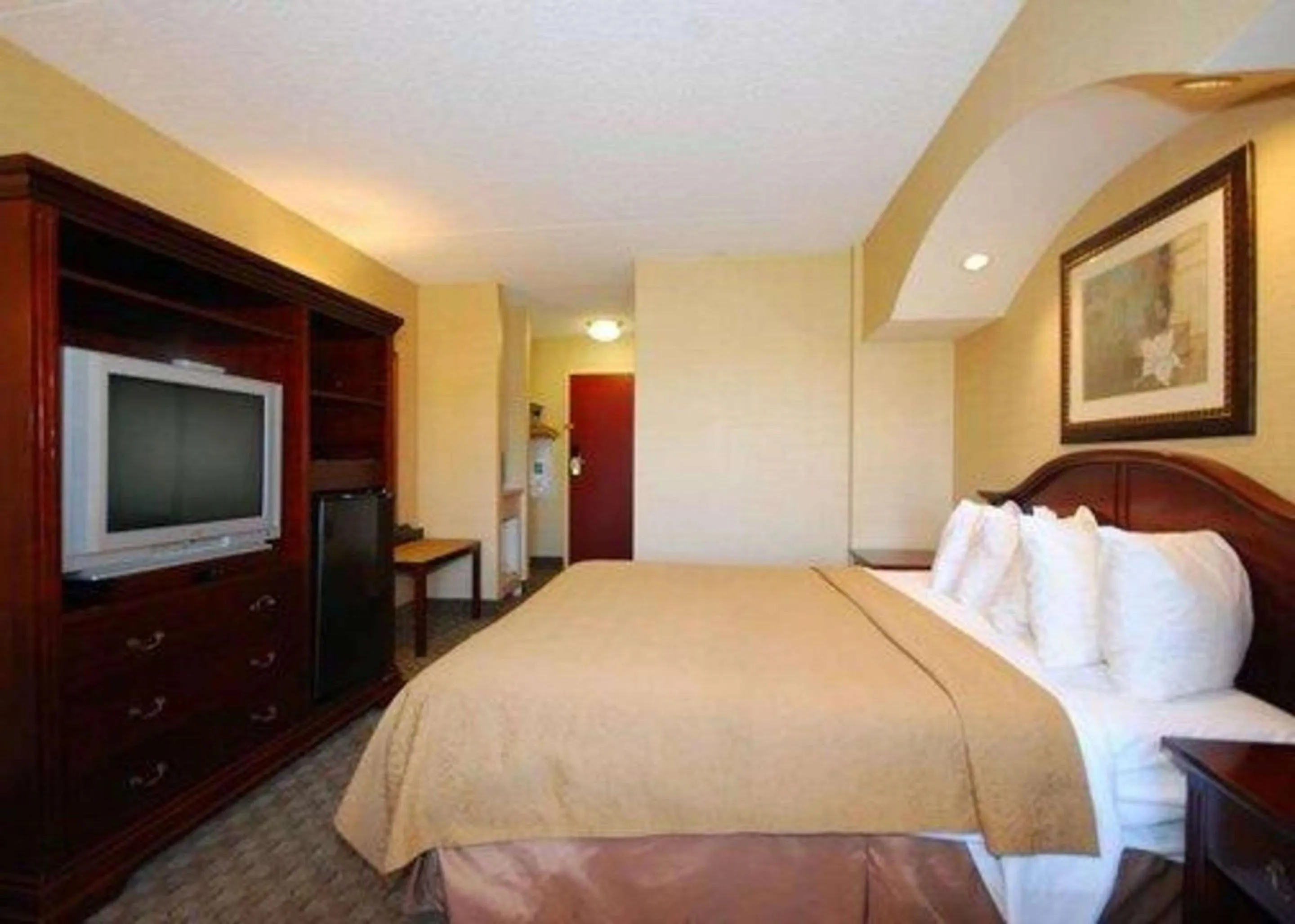 Photo of the whole room, Bed in Quality Inn & Suites Bensalem