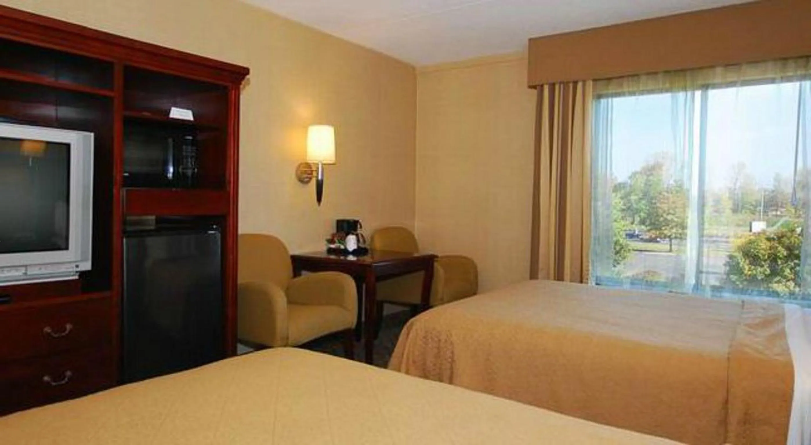 Photo of the whole room, Bed in Quality Inn & Suites Bensalem