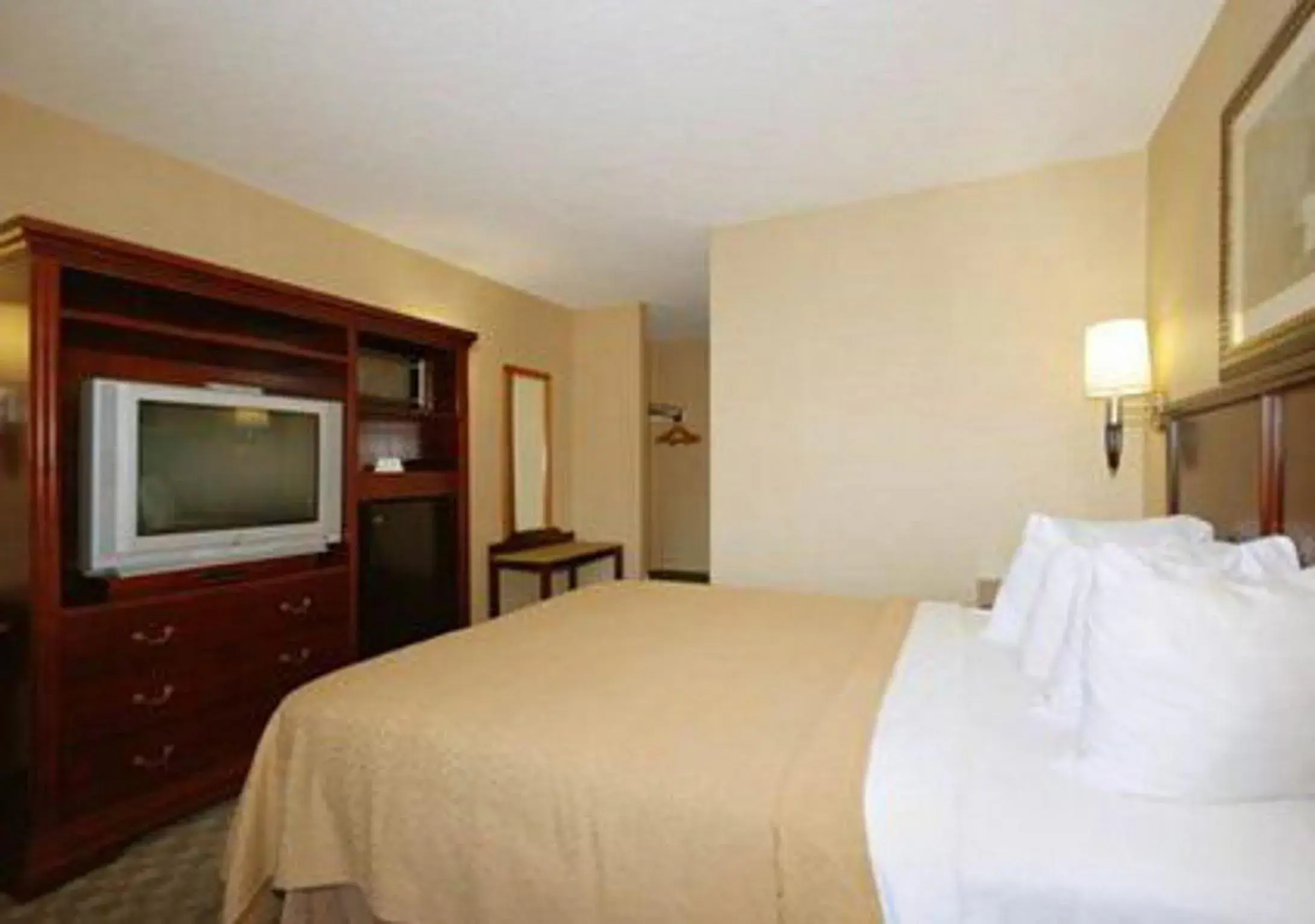 Bed in Quality Inn & Suites Bensalem Bed in Quality Inn & Suites Bensalem
