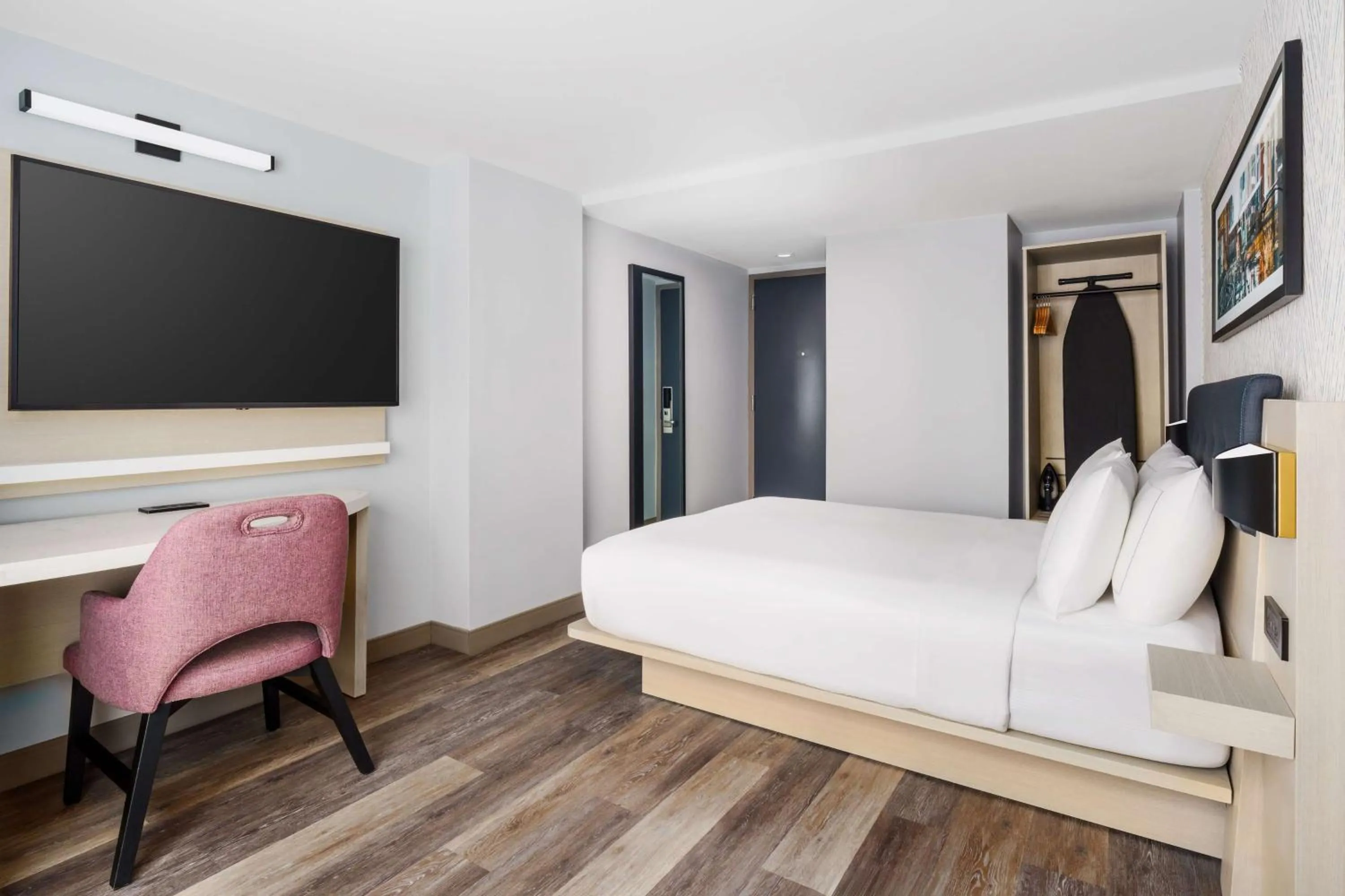 Bedroom, Bed in DoubleTree by Hilton New York Midtown Fifth Ave