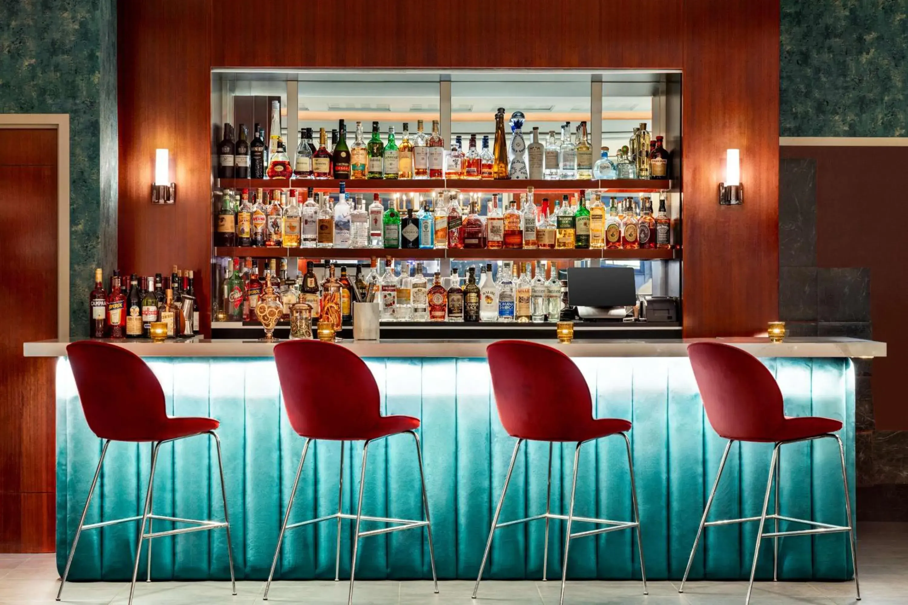 Lounge or bar in DoubleTree by Hilton New York Midtown Fifth Ave Lounge or bar in DoubleTree by Hilton New York Midtown Fifth Ave