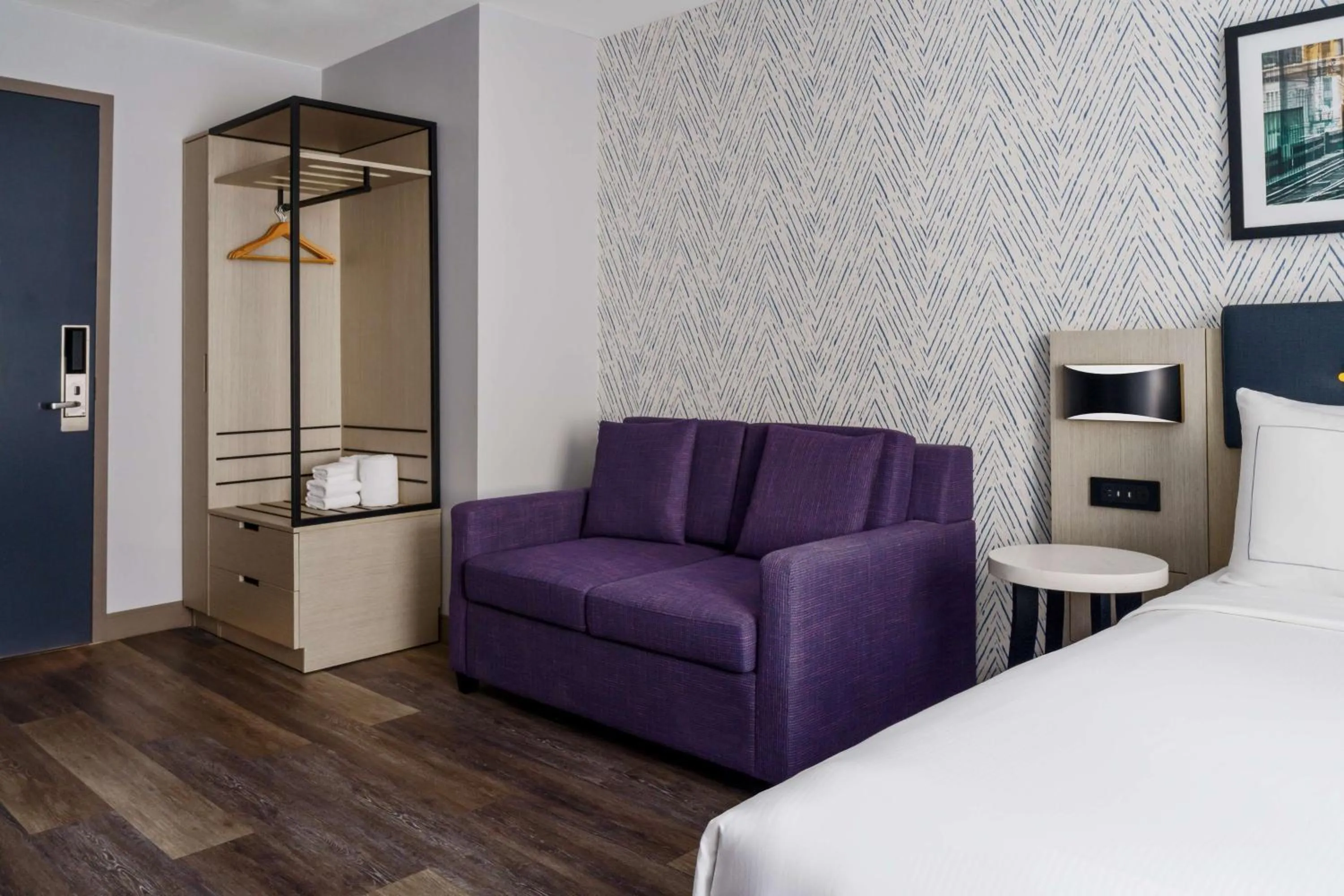 Living room, Bed in DoubleTree by Hilton New York Midtown Fifth Ave