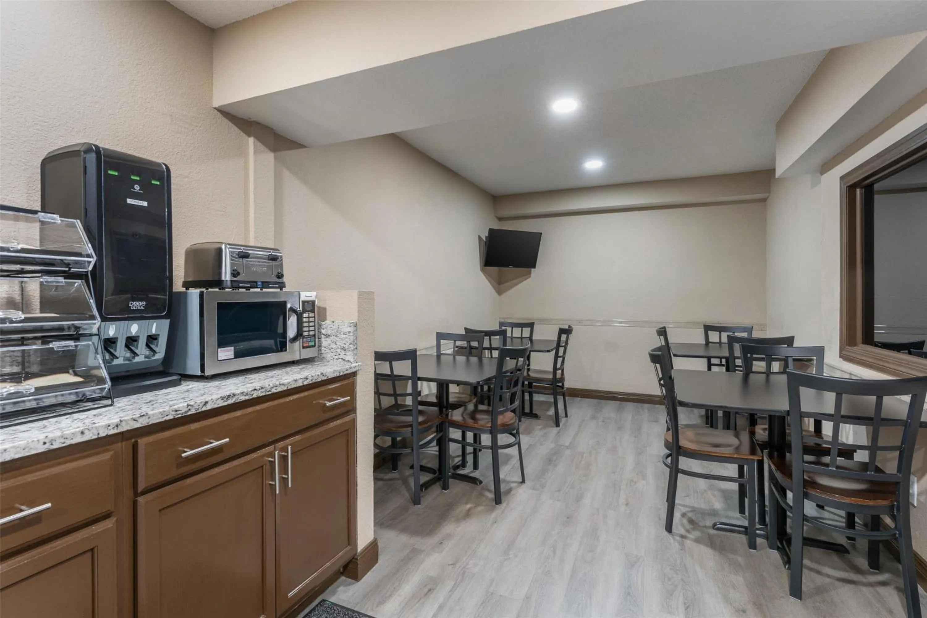 Breakfast in SureStay Hotel by Best Western Summersville