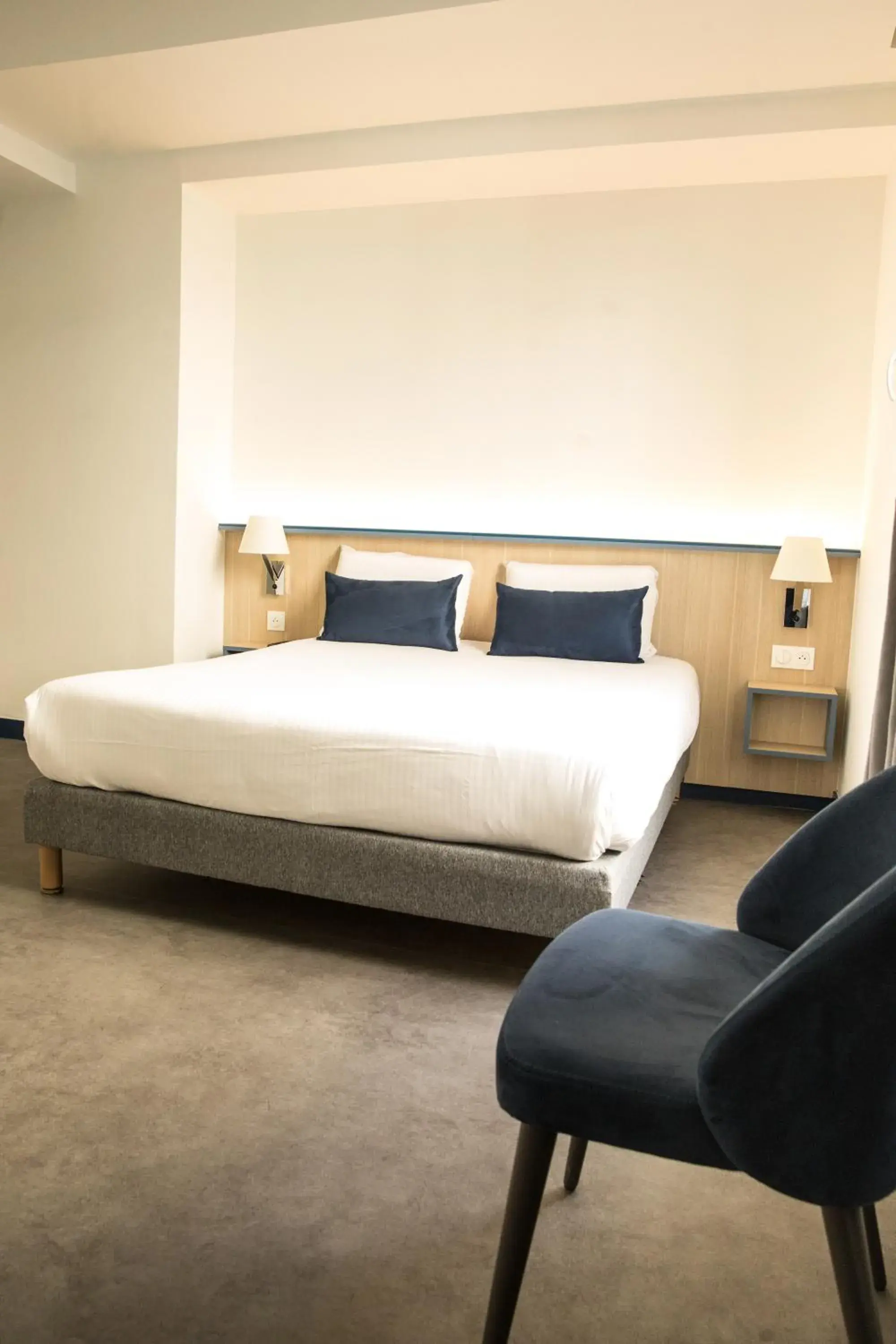 acessibility, Bed in Kyriad Villefranche Sur Saone Porte du Beaujolais -Rénové- acessibility, Bed in Kyriad Villefranche Sur Saone Porte du Beaujolais -Rénové-