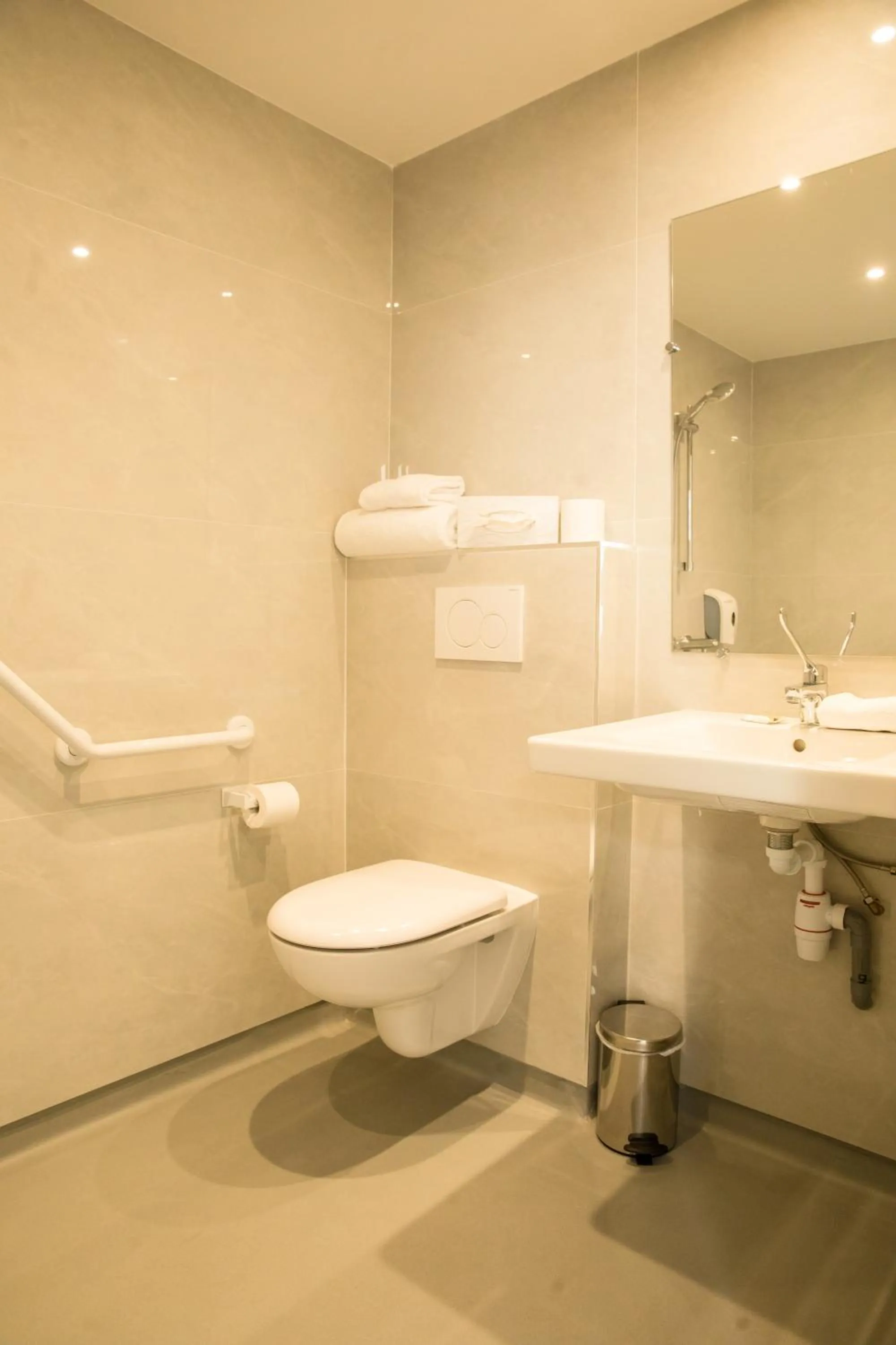 Bathroom in Kyriad Villefranche Sur Saone Porte du Beaujolais -Rénové-