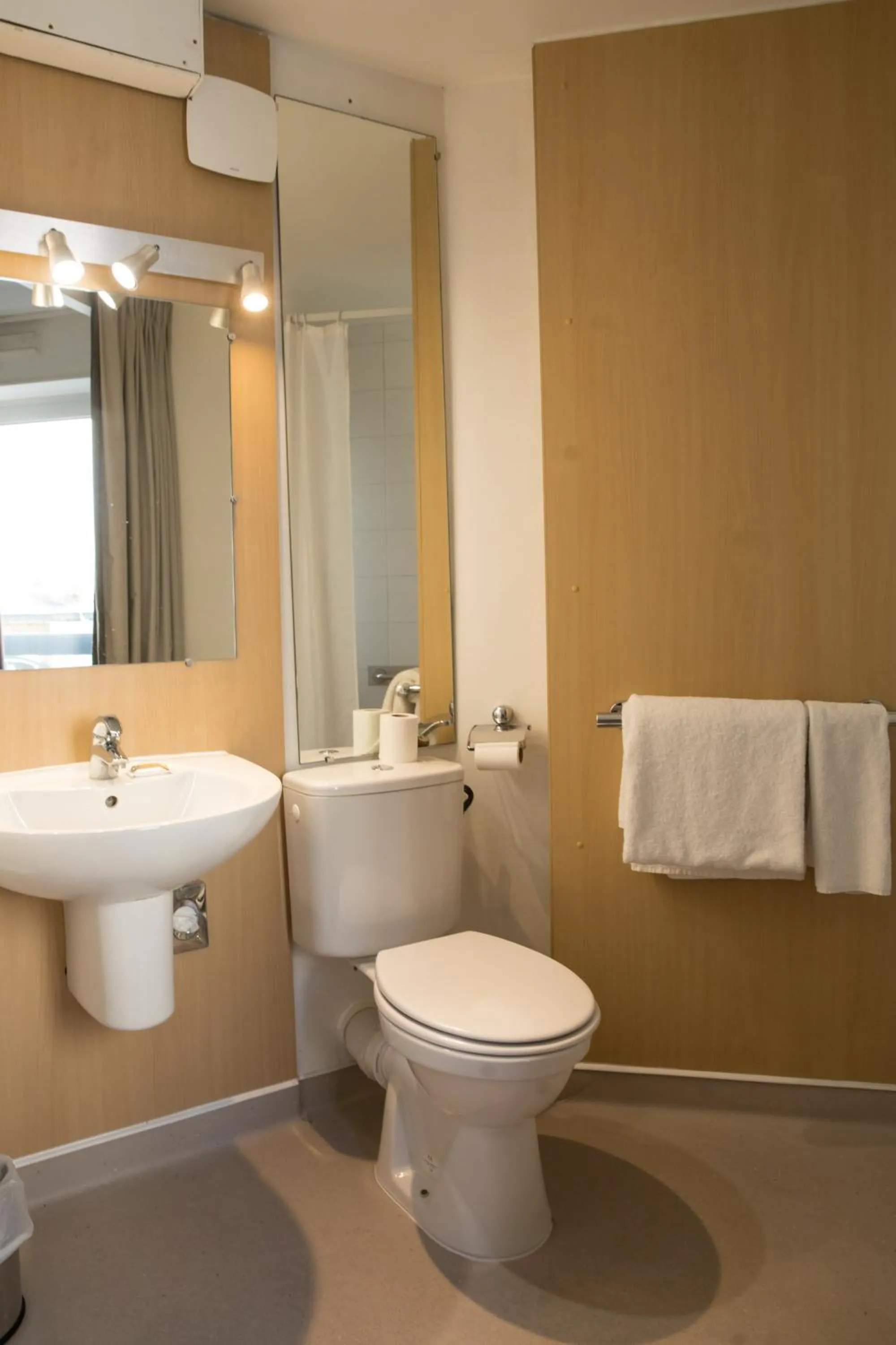 Bathroom in Kyriad Villefranche Sur Saone Porte du Beaujolais -Rénové-