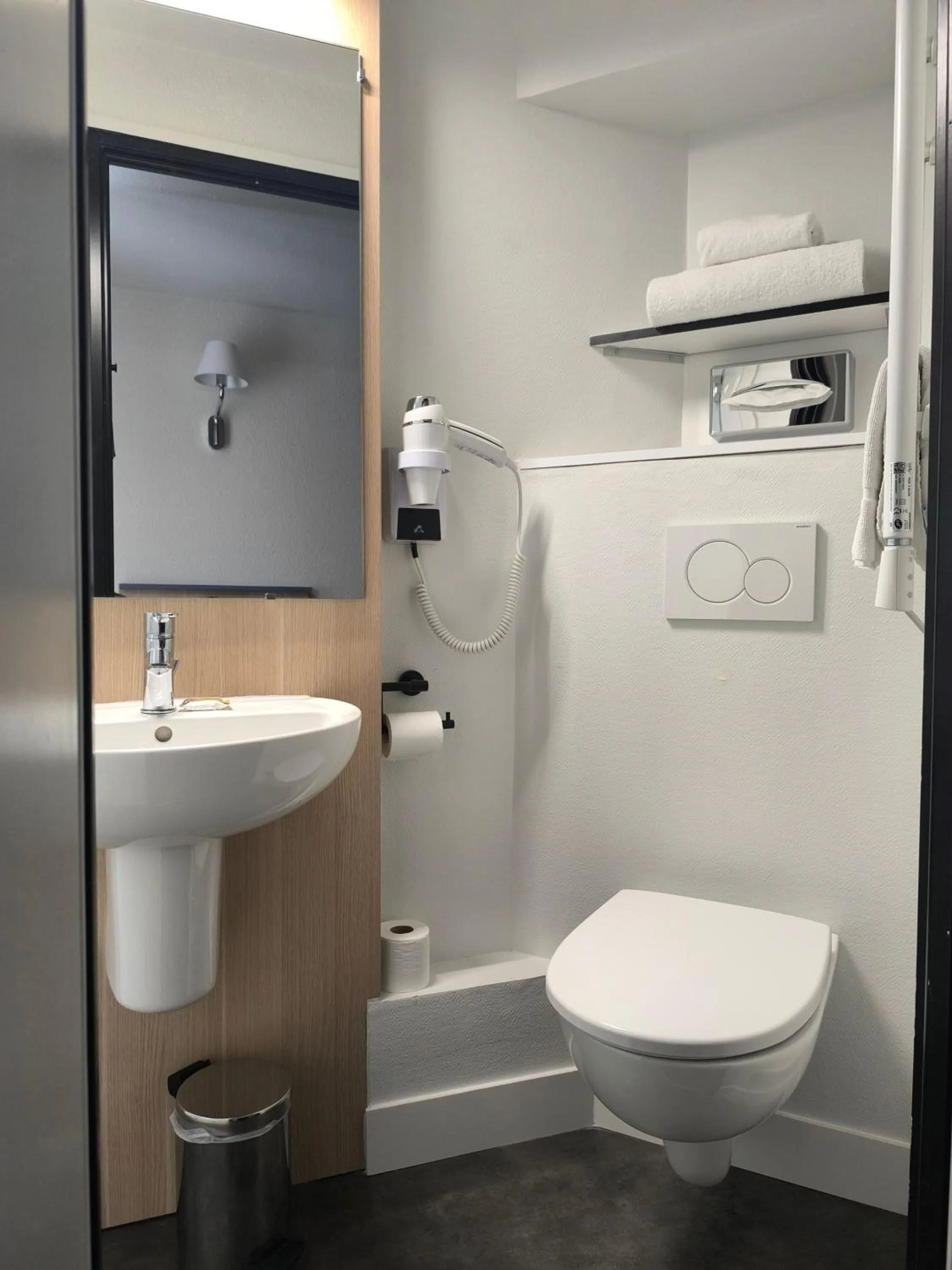 Bathroom in Kyriad Villefranche Sur Saone Porte du Beaujolais -Rénové-