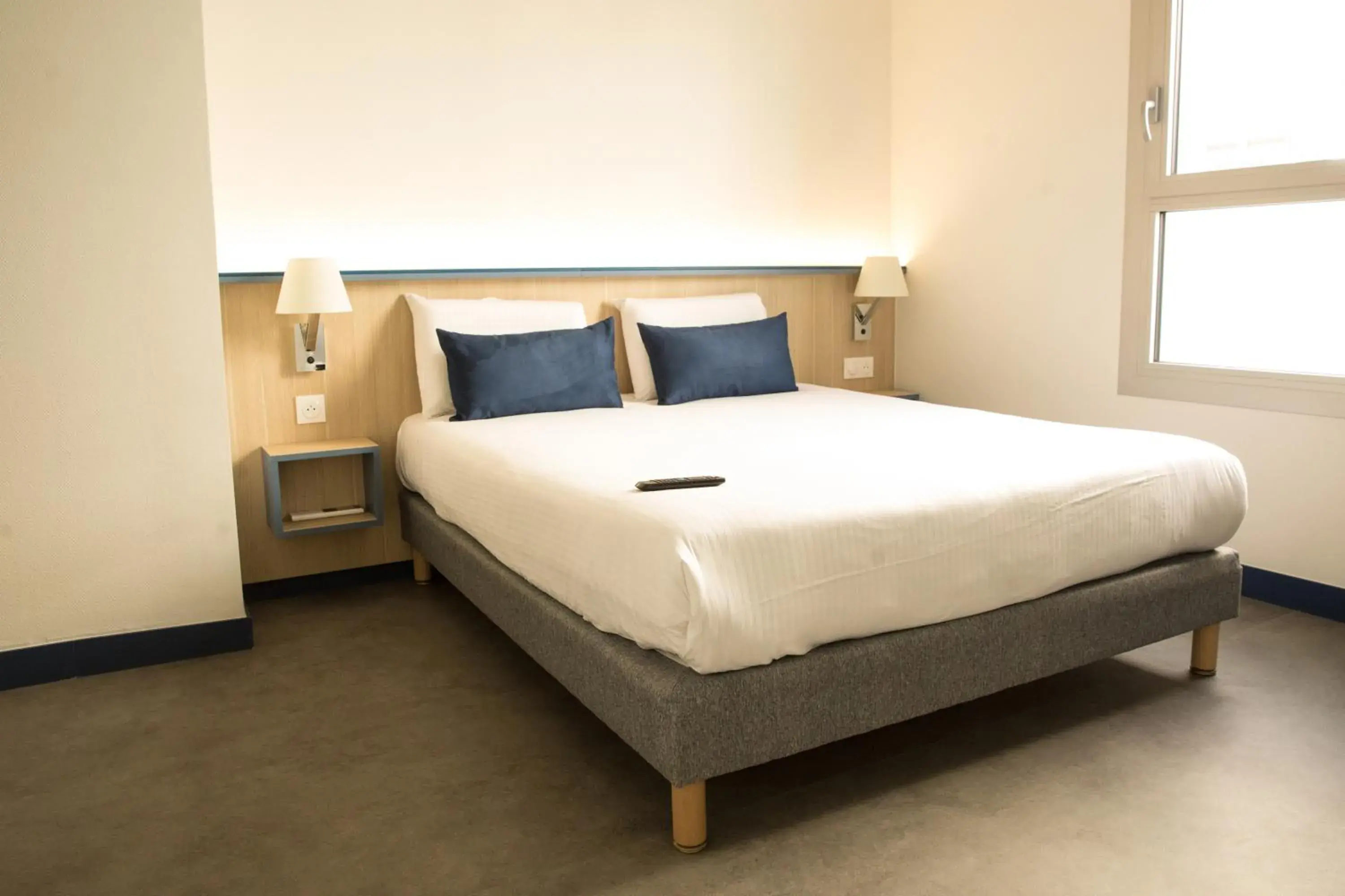 acessibility, Bed in Kyriad Villefranche Sur Saone Porte du Beaujolais -Rénové- acessibility, Bed in Kyriad Villefranche Sur Saone Porte du Beaujolais -Rénové-