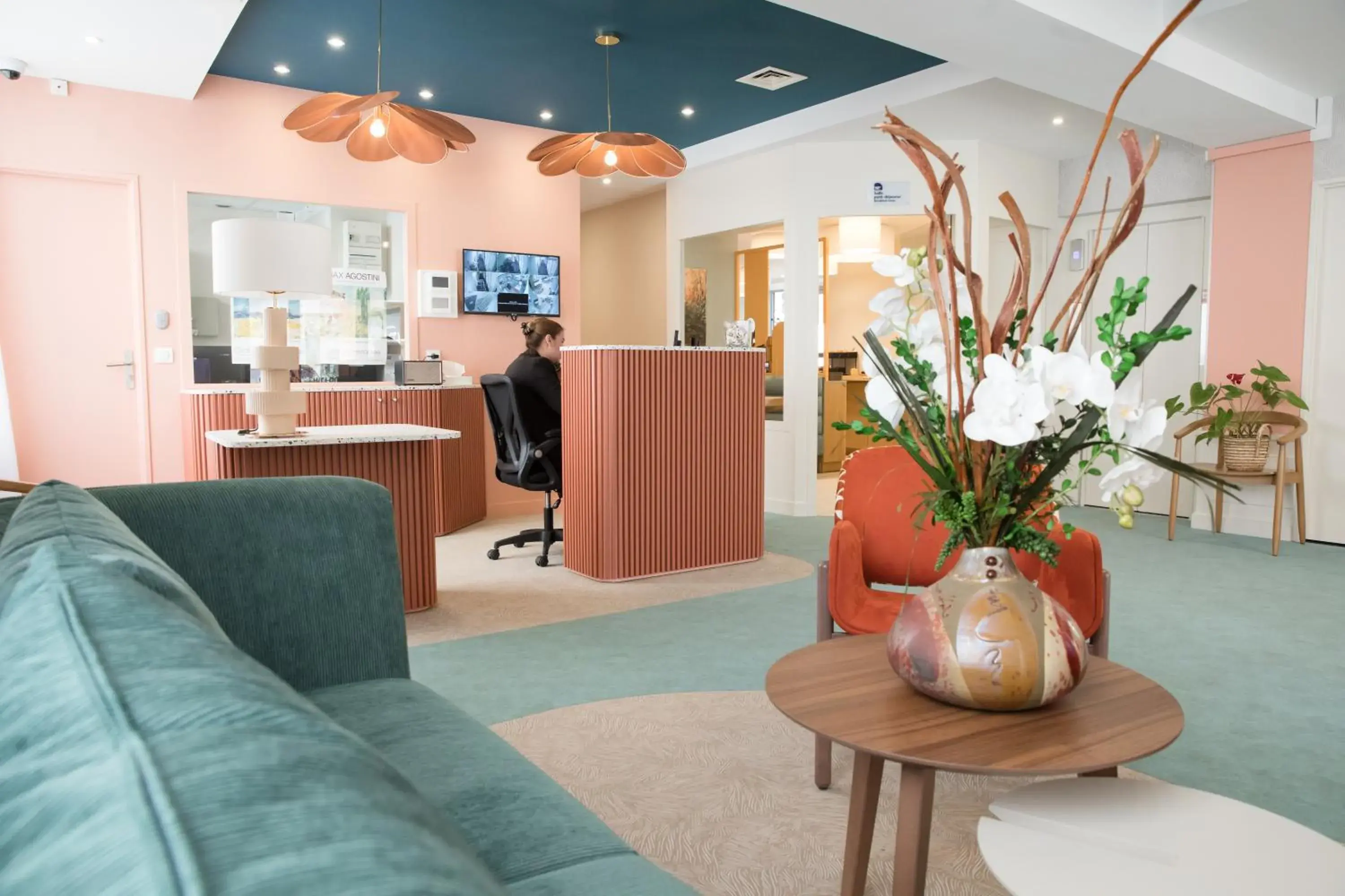 Lobby or reception in Kyriad Villefranche Sur Saone Porte du Beaujolais -Rénové- Lobby or reception in Kyriad Villefranche Sur Saone Porte du Beaujolais -Rénové-