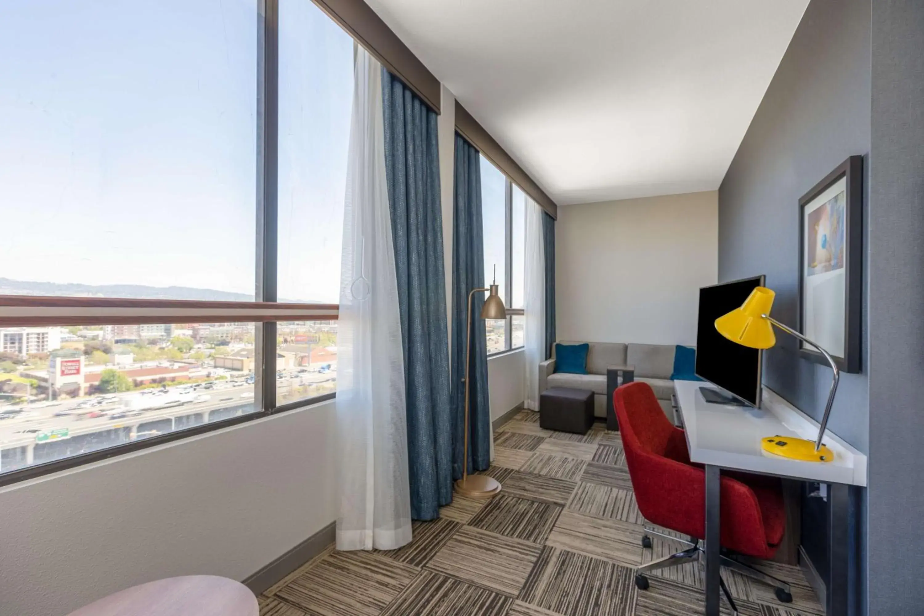 Bedroom in Hilton Garden Inn San Francisco/Oakland Bay Bridge Bedroom in Hilton Garden Inn San Francisco/Oakland Bay Bridge