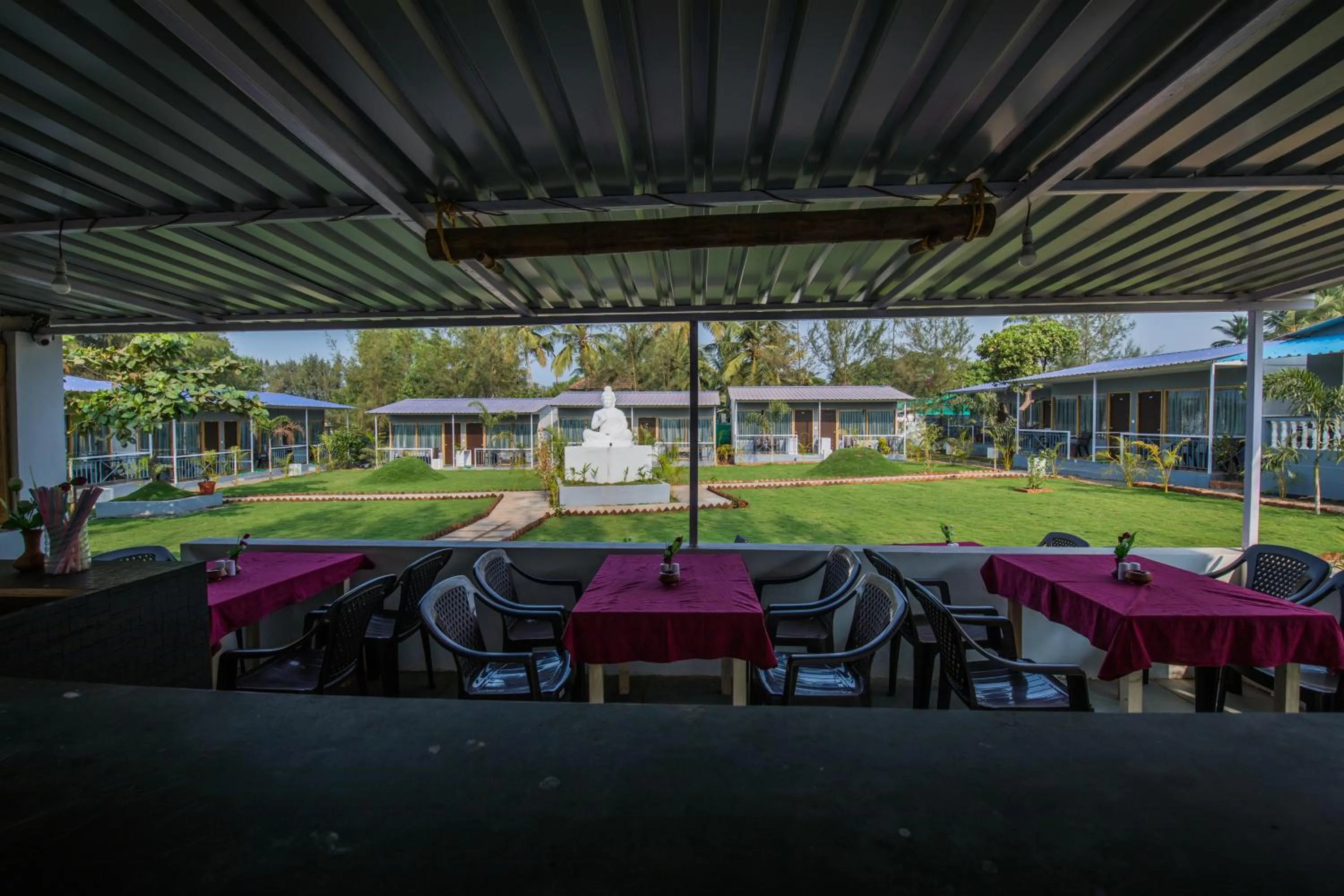 Restaurant/places to eat in Treebo Lands End Beach Resort Morjim