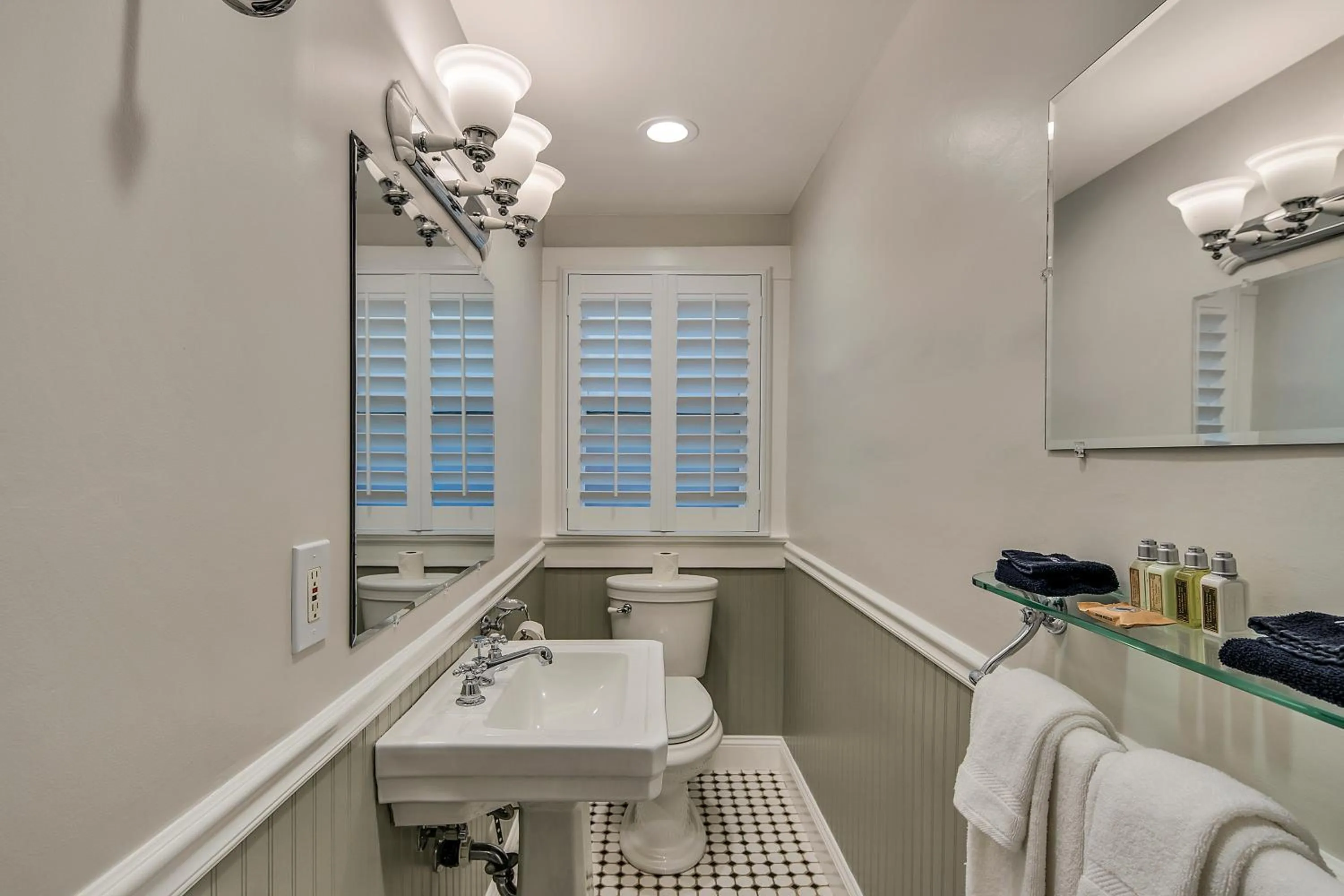 Toilet in Craftsman Inn