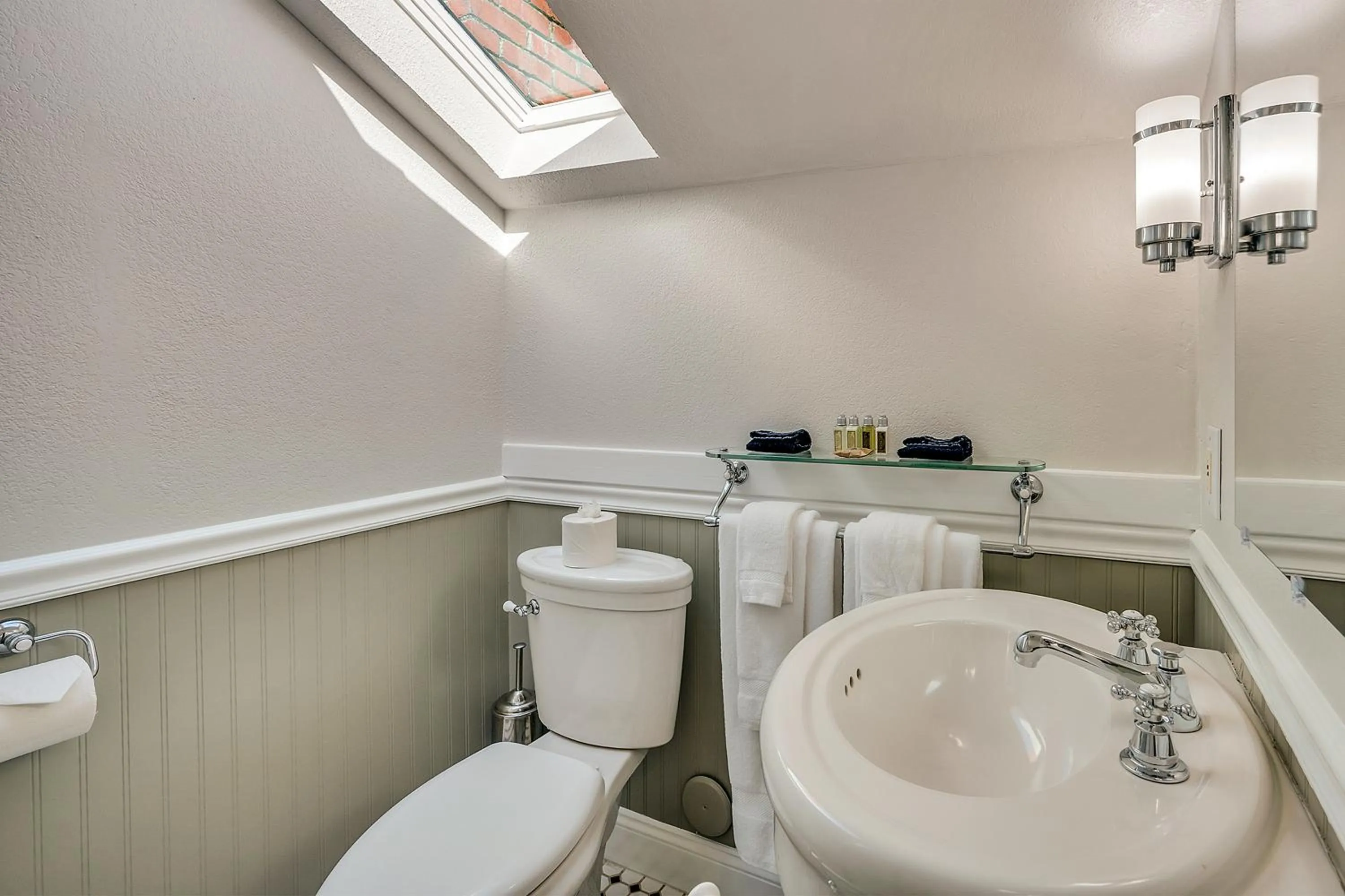 Toilet in Craftsman Inn