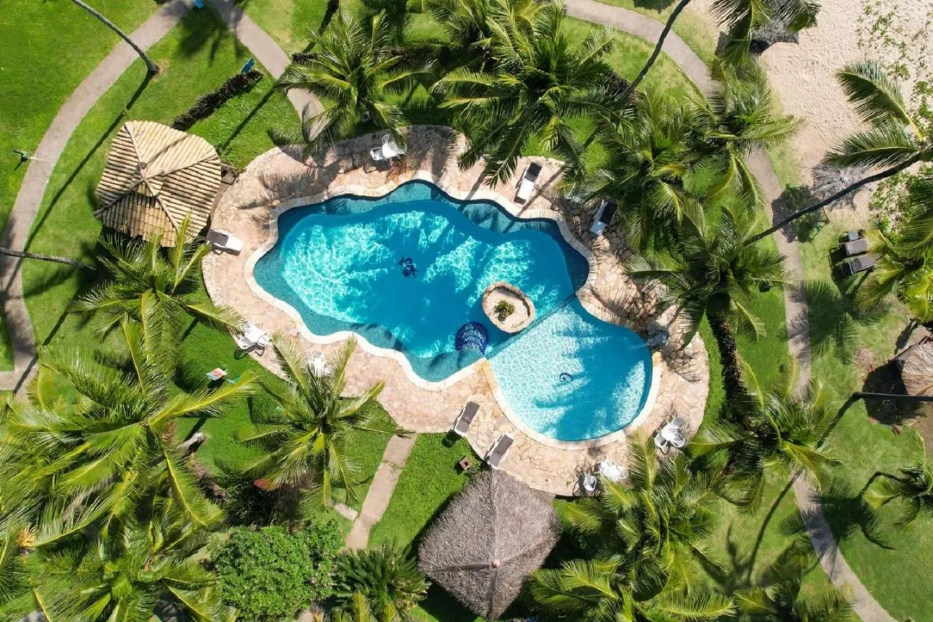 Swimming pool in Pousada Xalés de Maracaípe