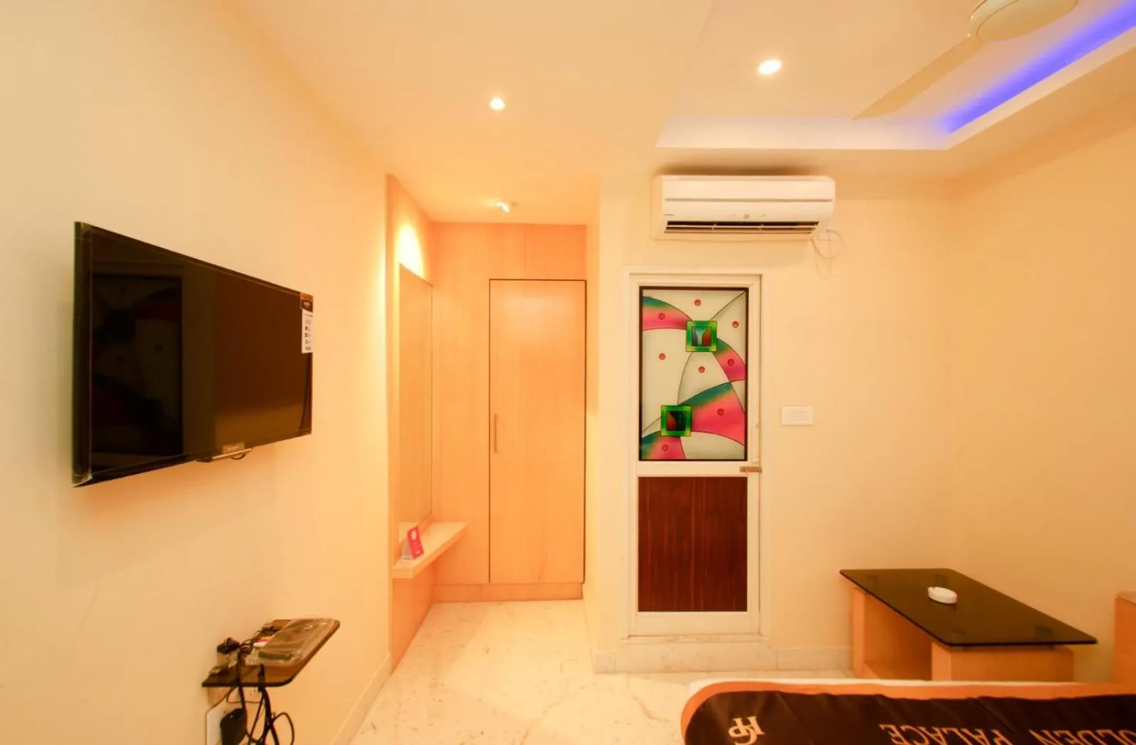 TV and multimedia in Hotel Golden Palace