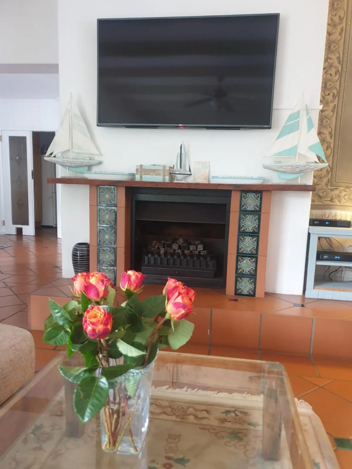 Communal lounge/ TV room in Paradiso Guesthouse & Self-catering Cottage