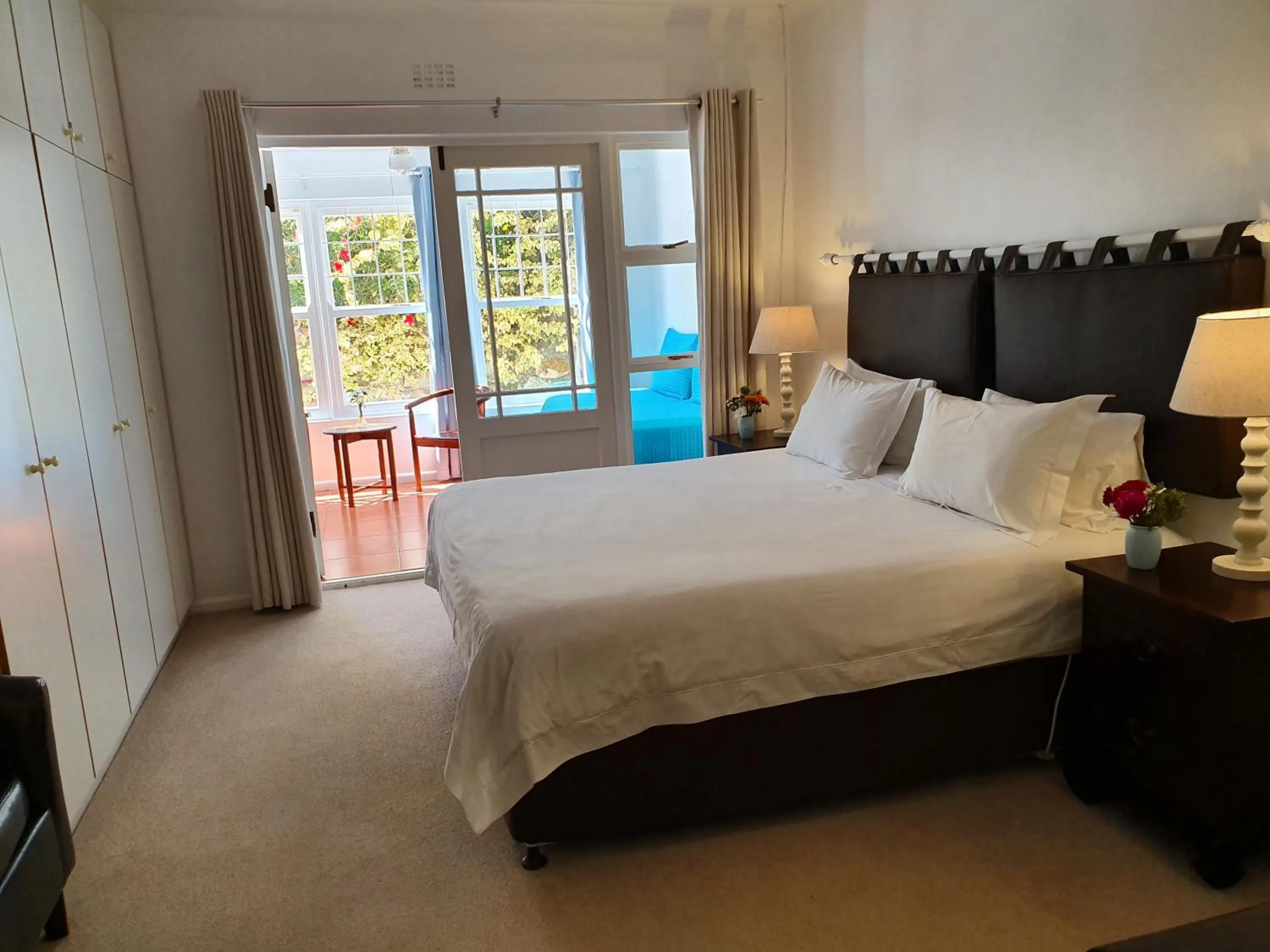 Photo of the whole room, Bed in Paradiso Guesthouse & Self-catering Cottage