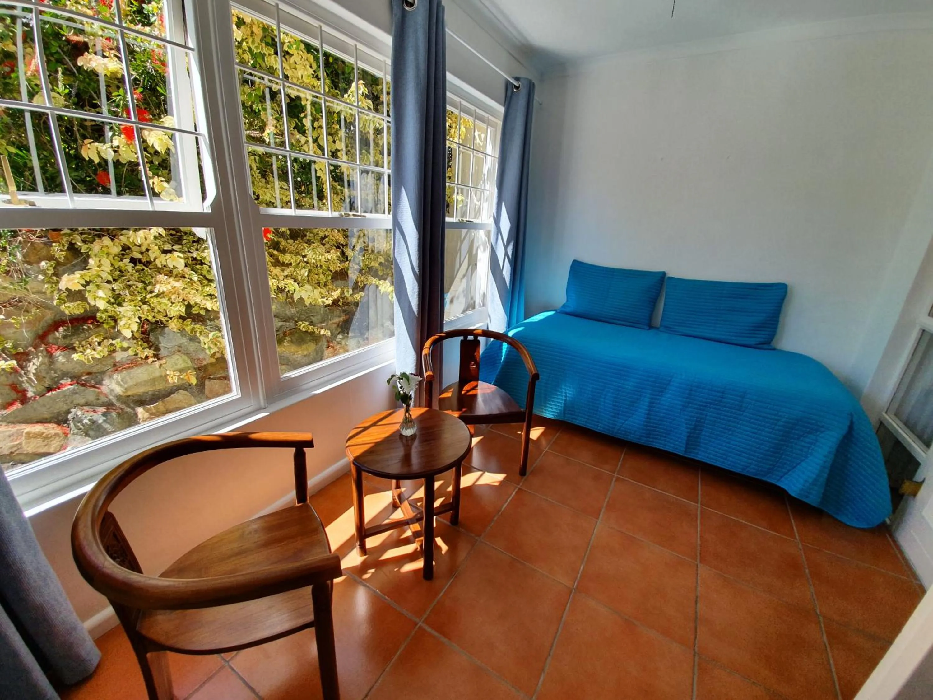Seating area, Bed in Paradiso Guesthouse & Self-catering Cottage