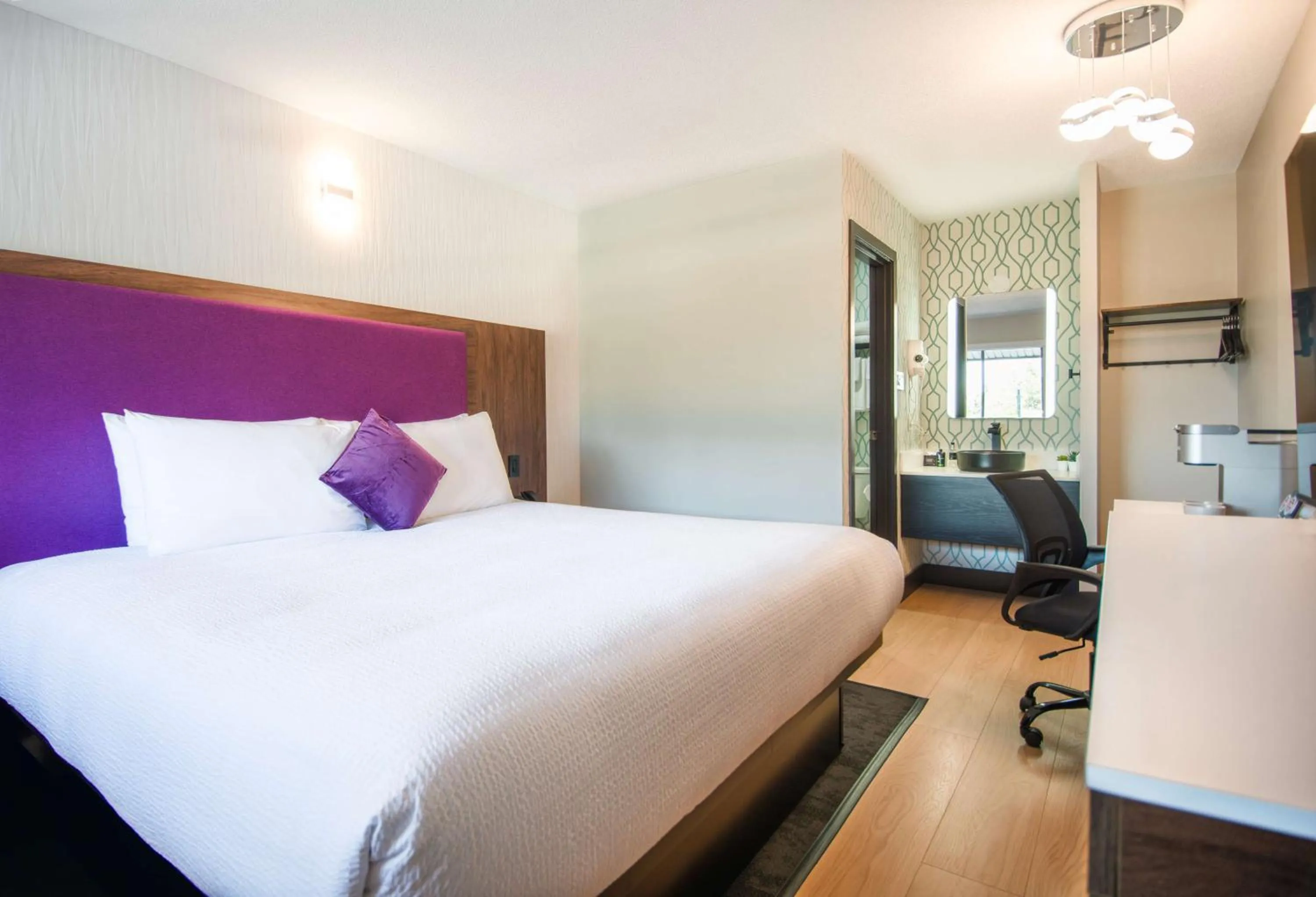 Bedroom, Bed in Coast Courtenay Hotel