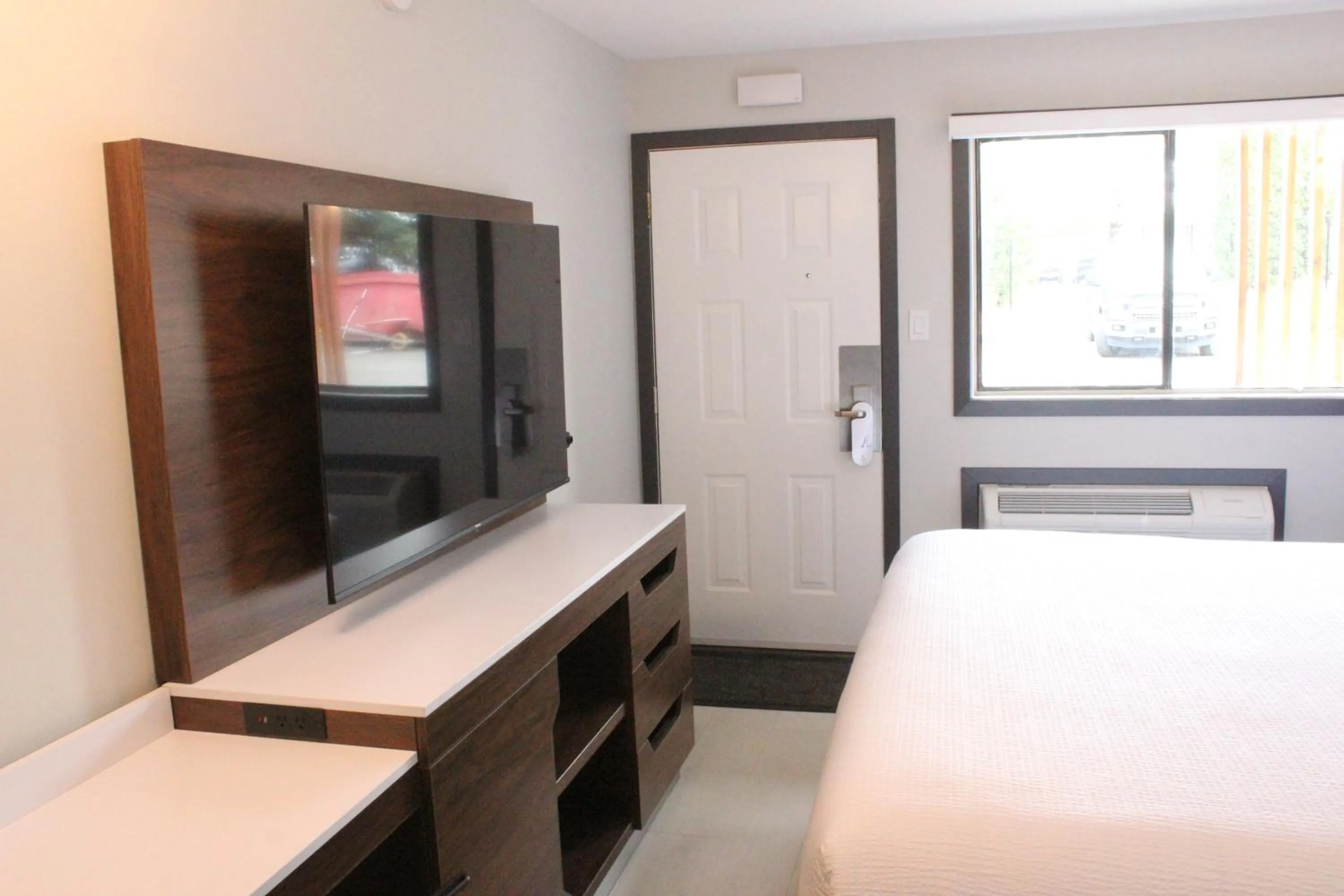 Bedroom, Bed in Coast Courtenay Hotel