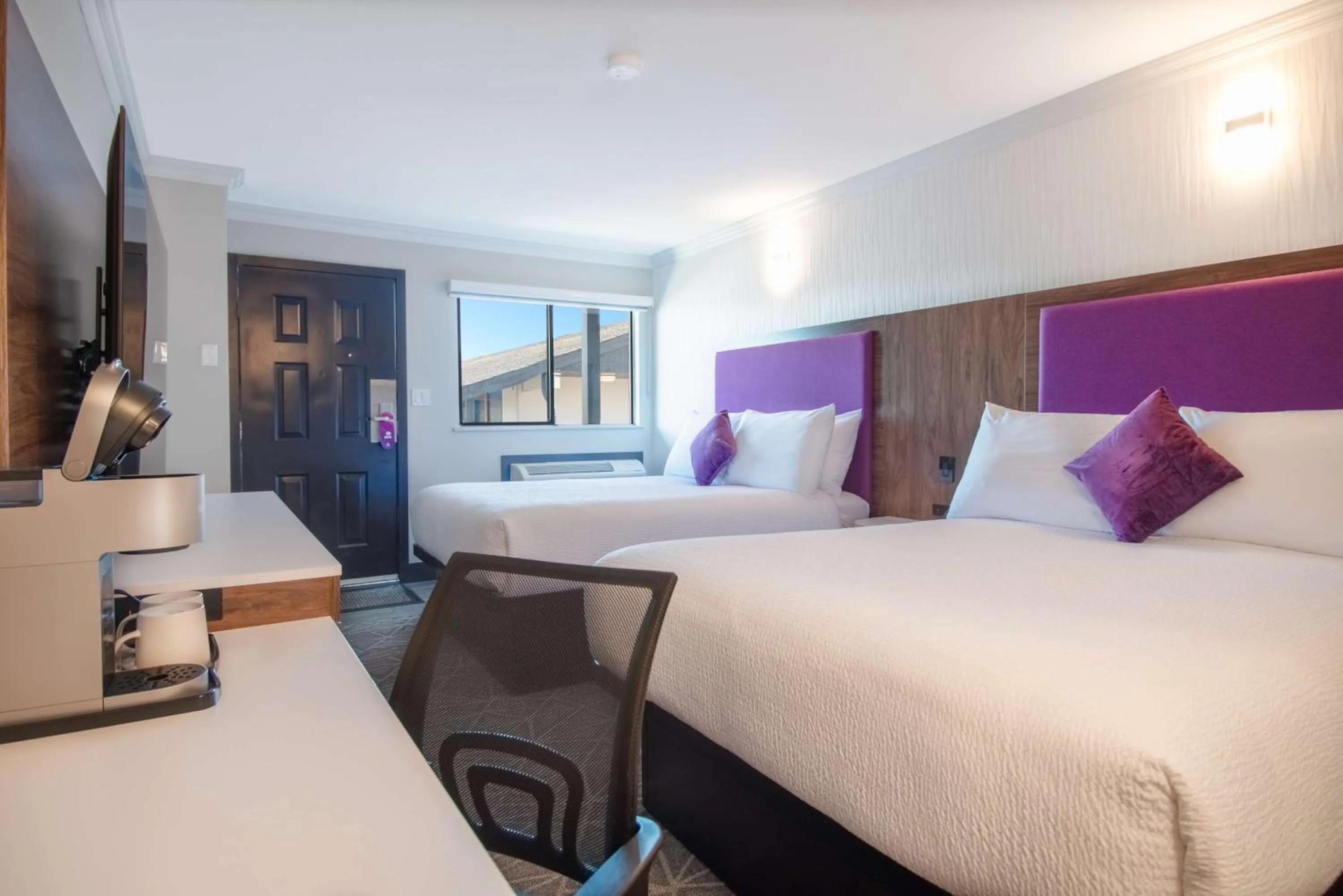 Bedroom, Bed in Coast Courtenay Hotel