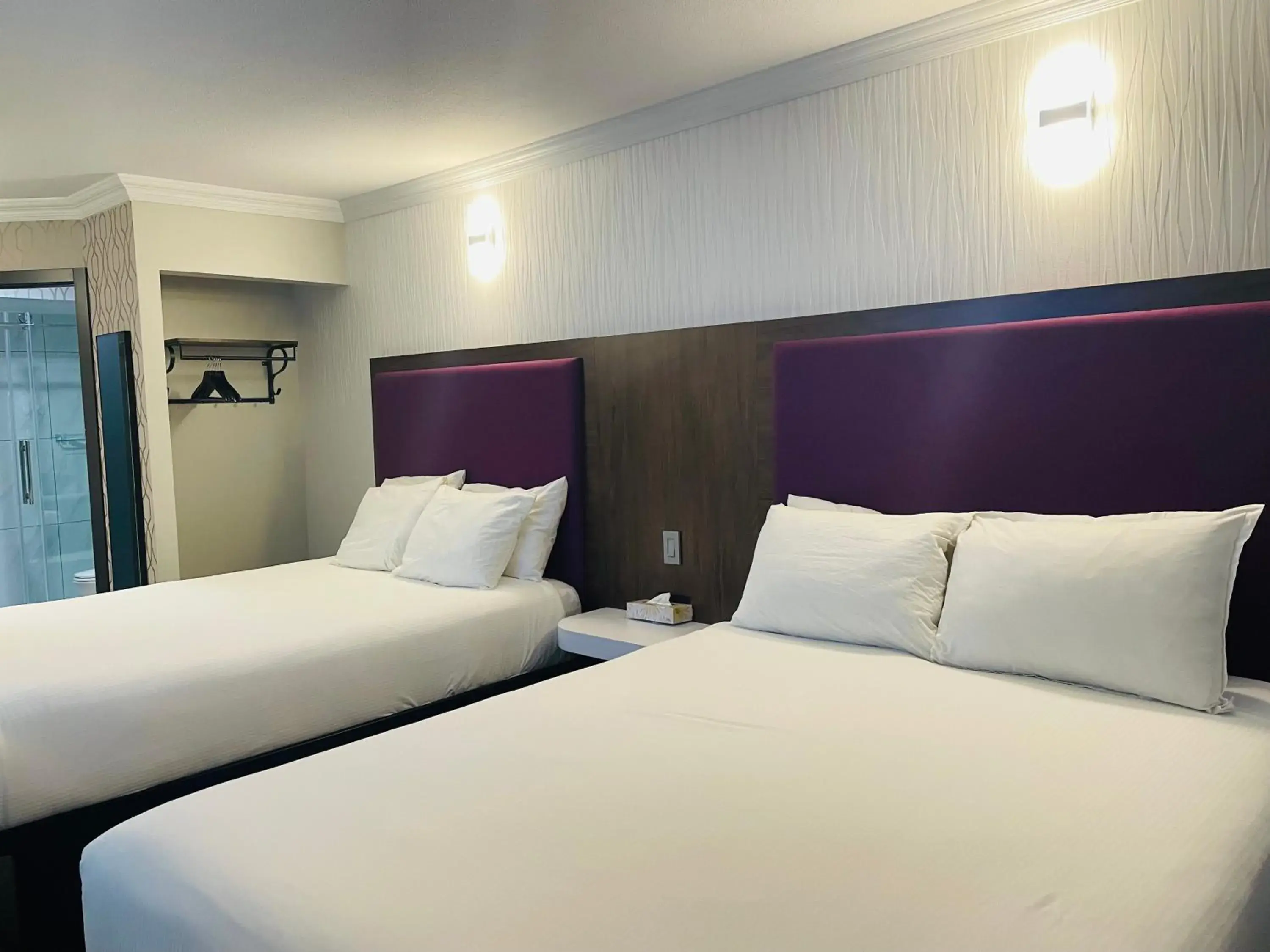 Bedroom, Bed in Travelodge by Wyndham Courtenay BC